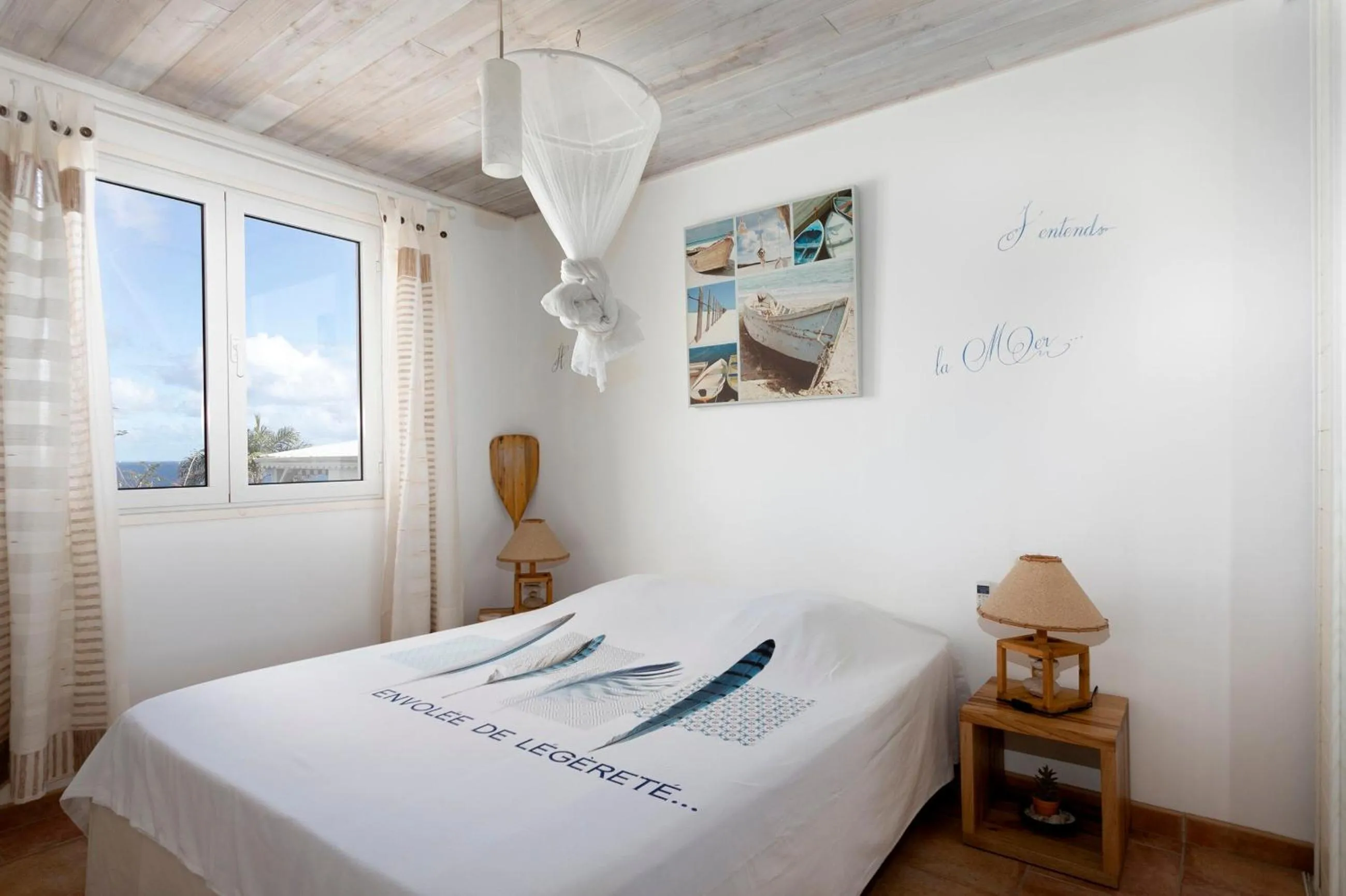 Photo of the whole room, Bed in COEUR SUR LA MAIN