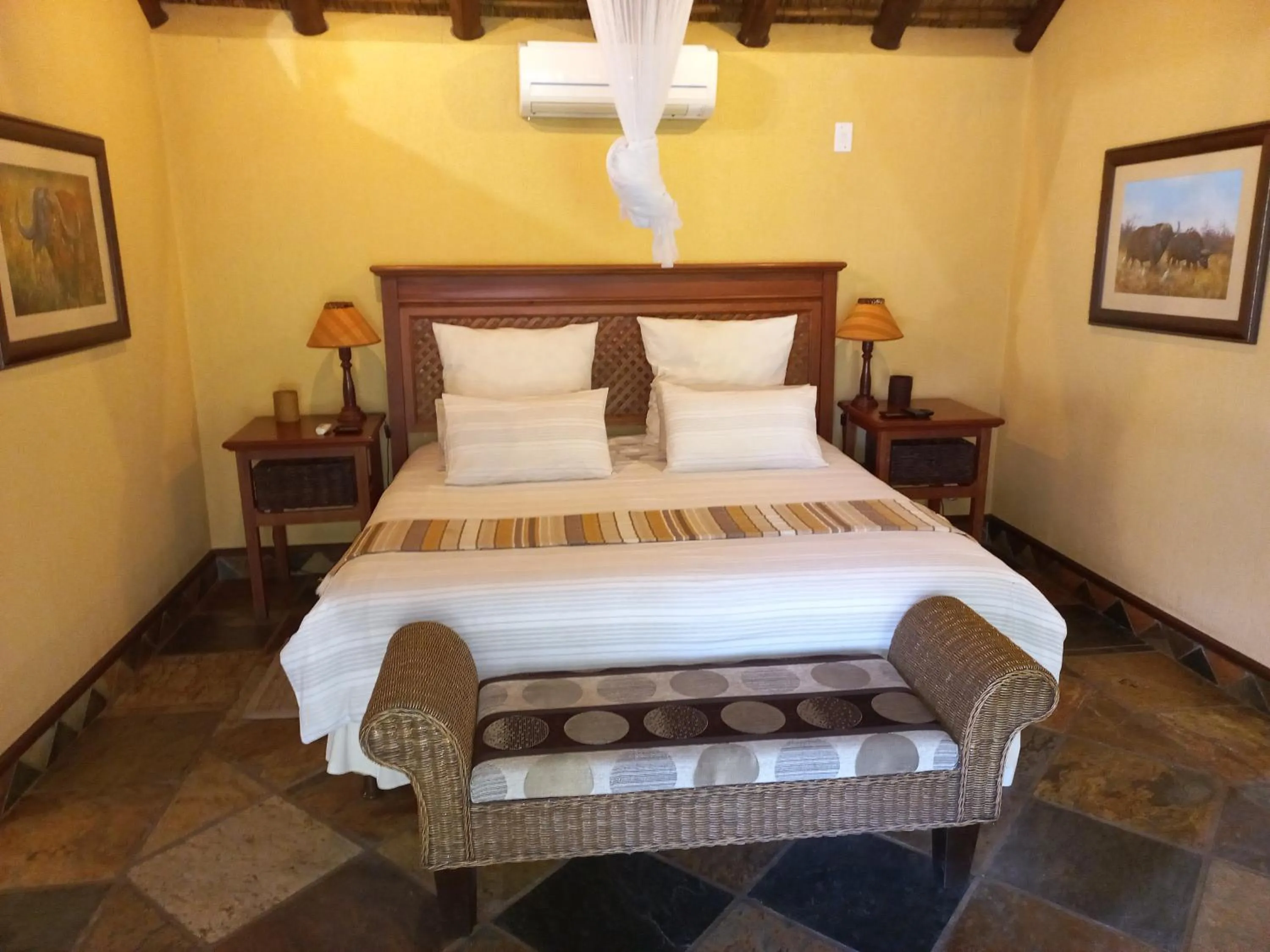 Bed in Mhlati Guest Cottages