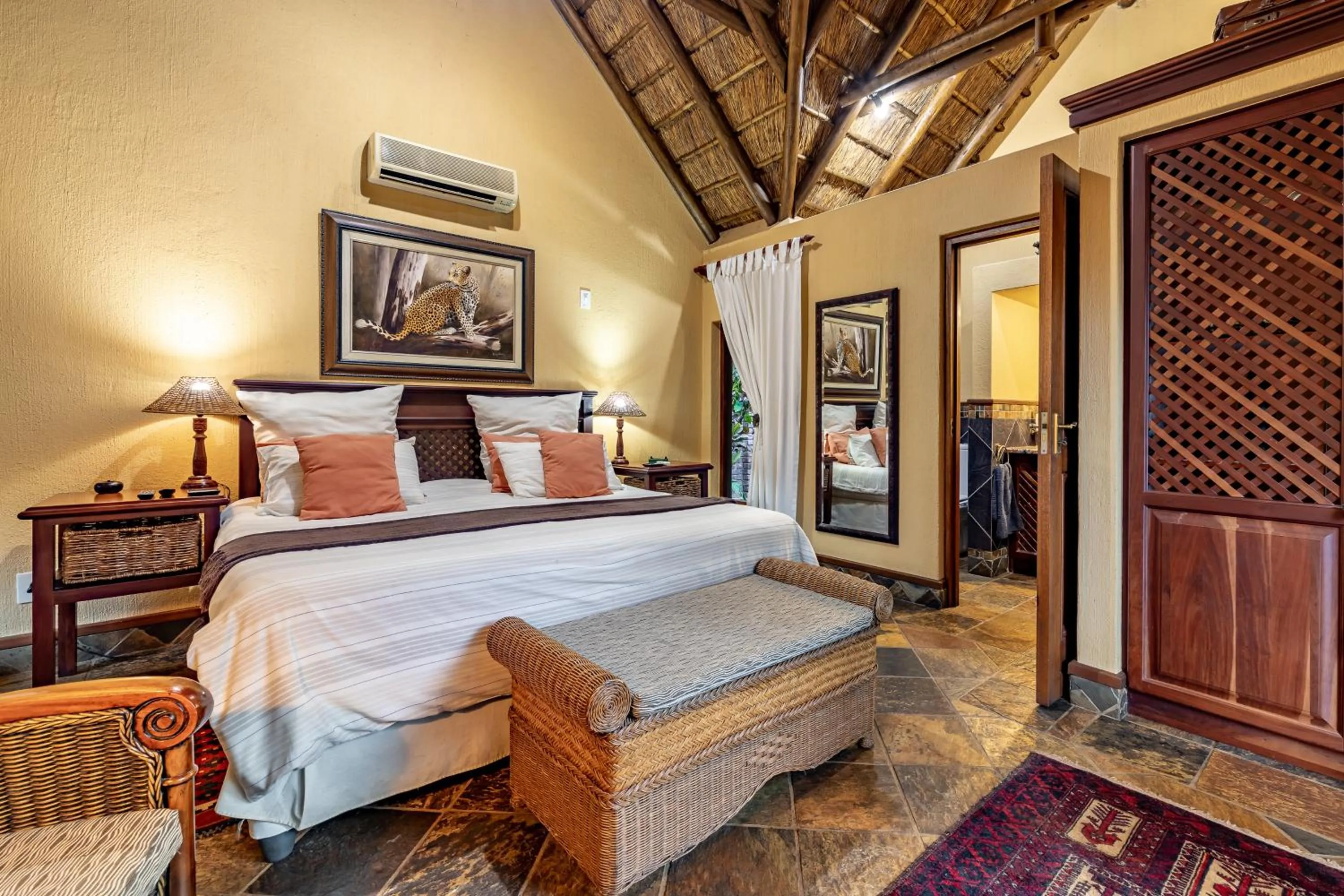 Bed in Mhlati Guest Cottages