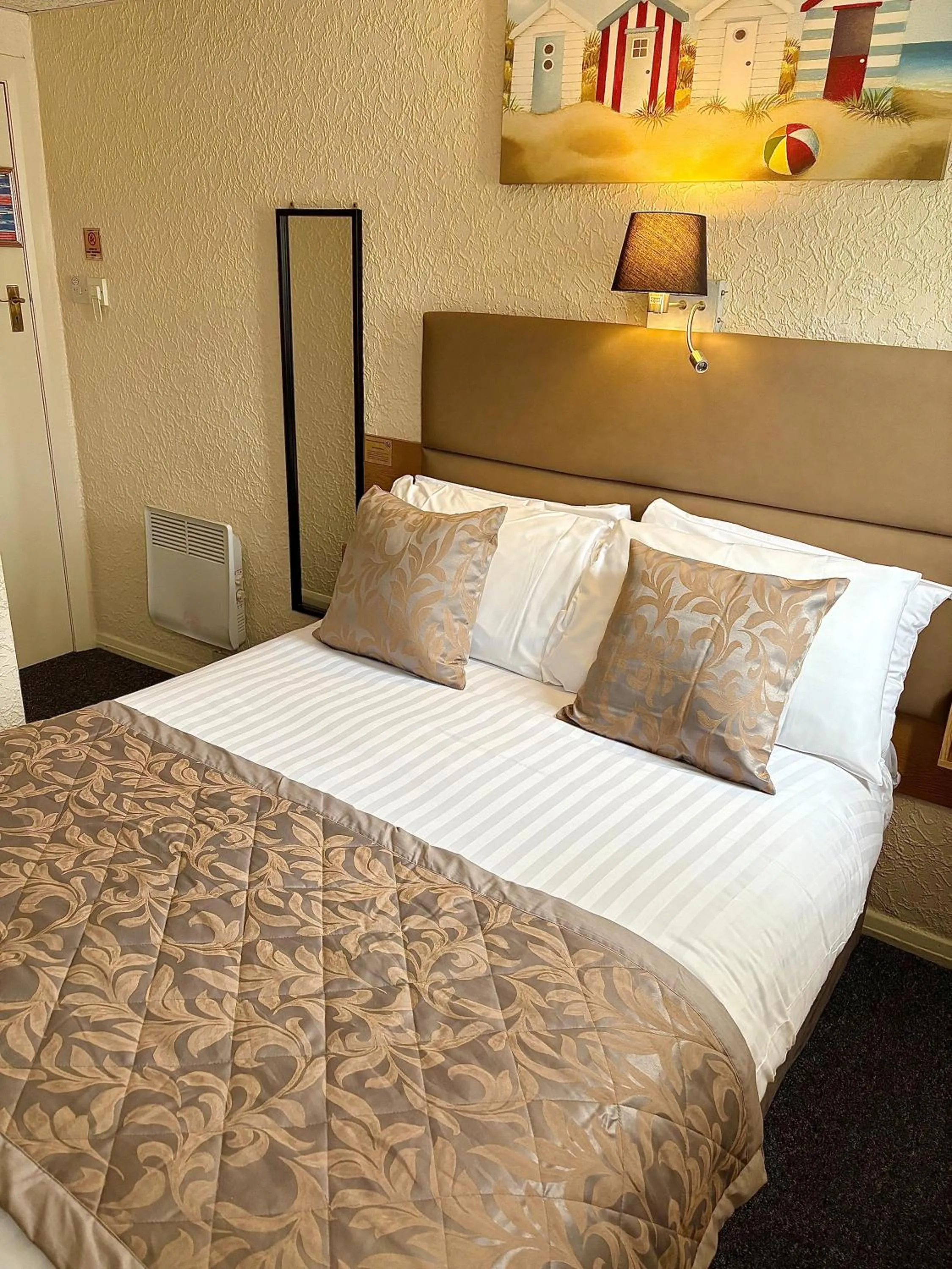 Bed in Clifton Court Hotel