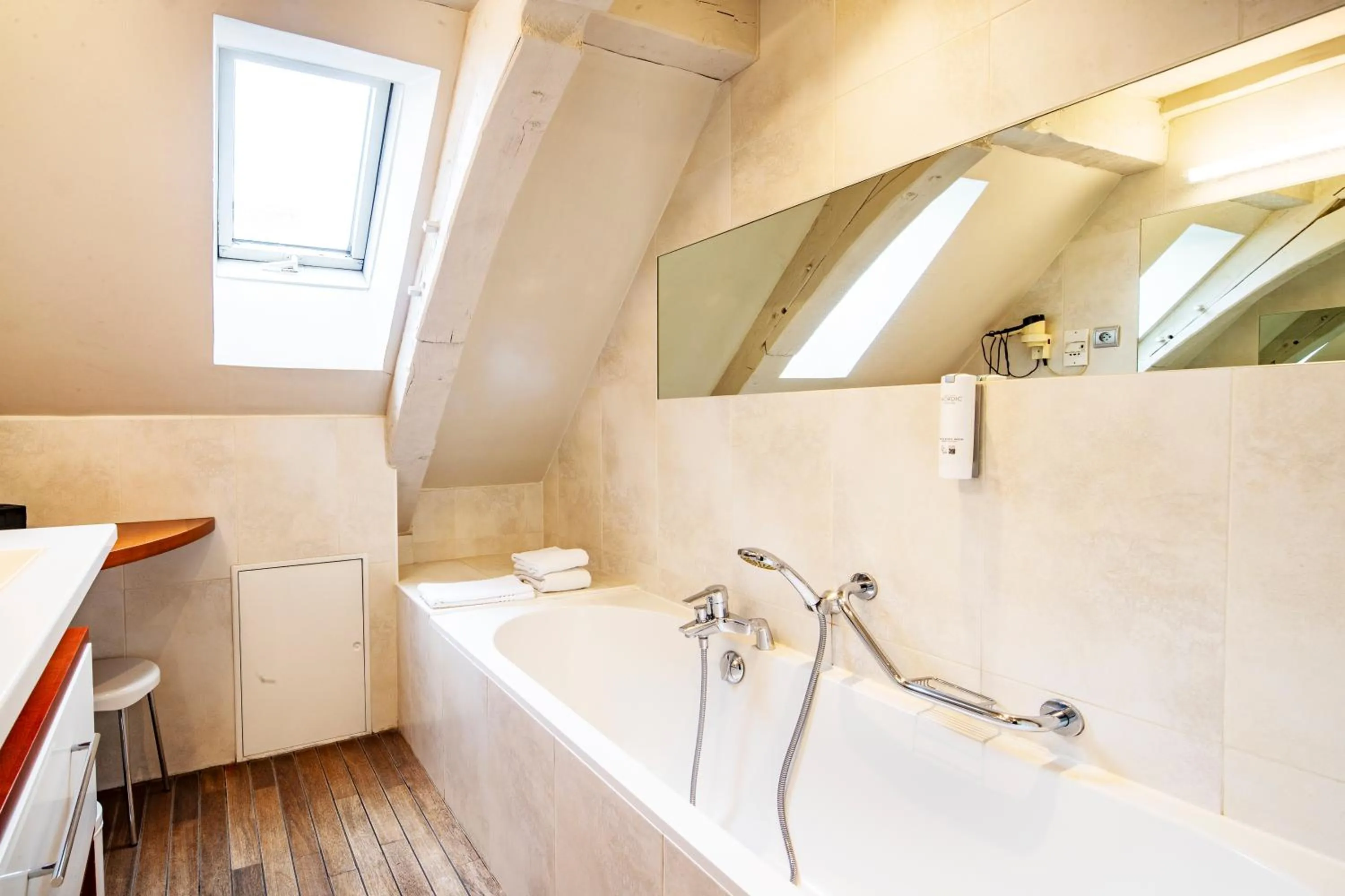 Bathroom in Hôtel Restaurant Relais De La Poste - Strasbourg Nord