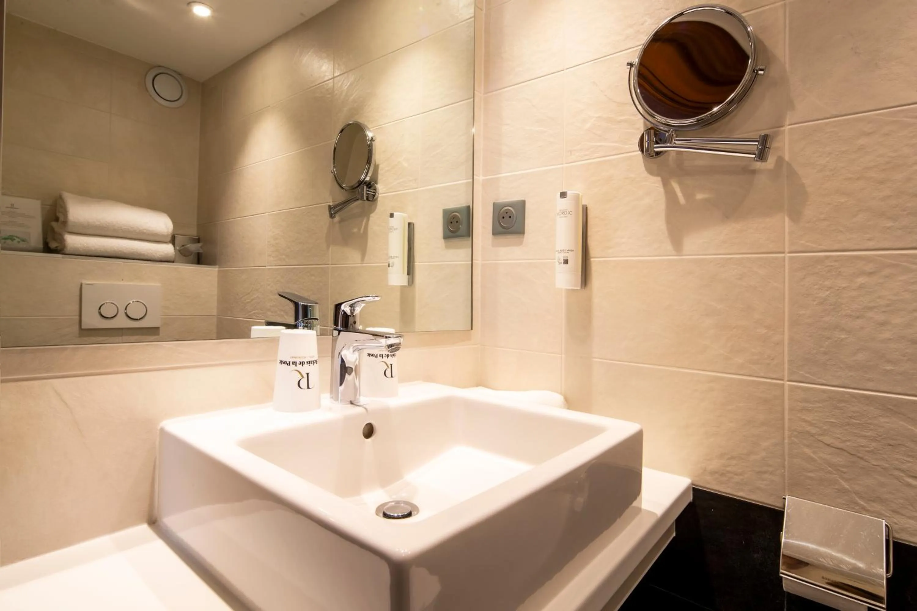 Shower in Hôtel Restaurant Relais De La Poste - Strasbourg Nord