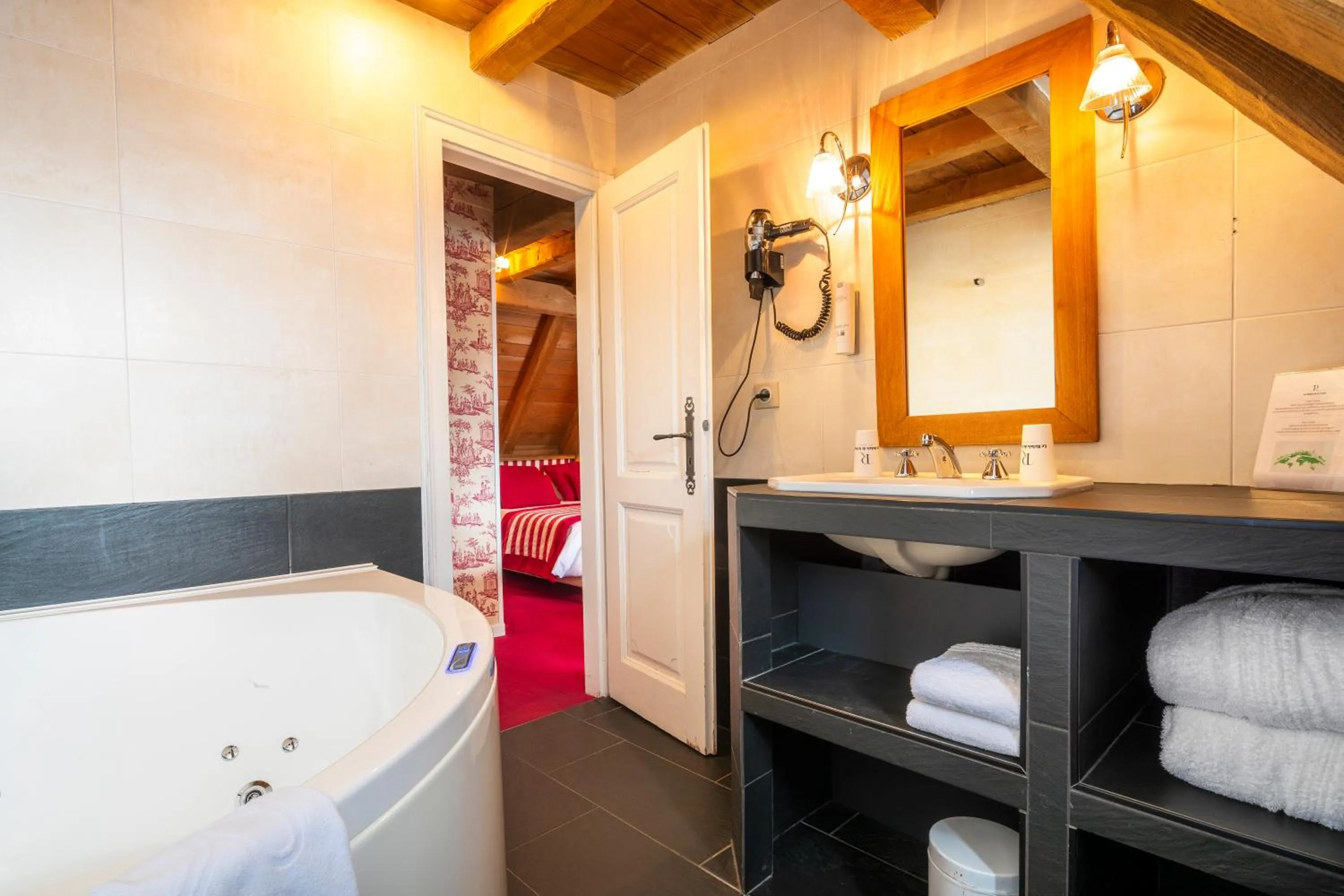 Hot Tub, Bed in Hôtel Restaurant Relais De La Poste - Strasbourg Nord