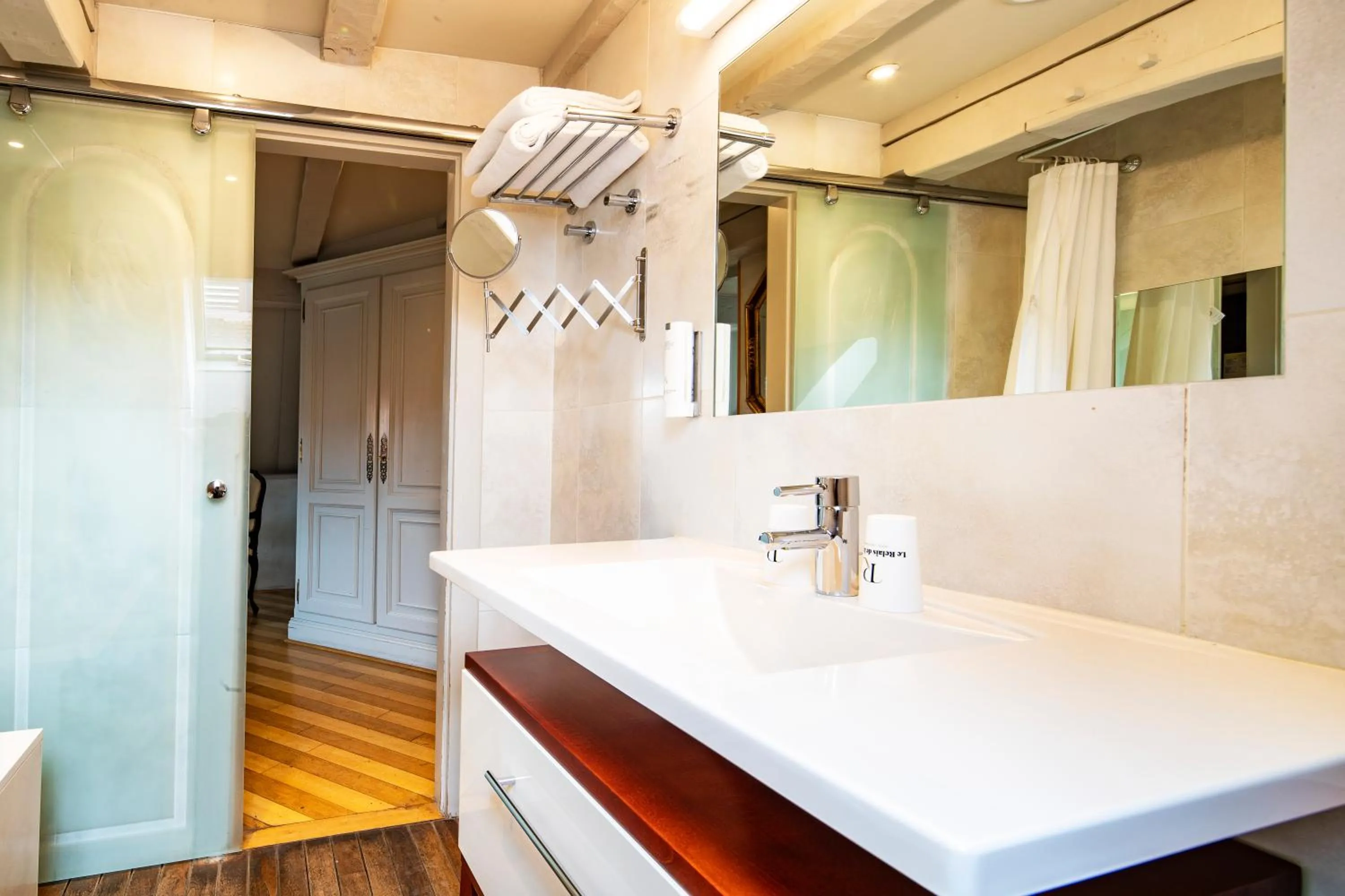 Bathroom in Hôtel Restaurant Relais De La Poste - Strasbourg Nord