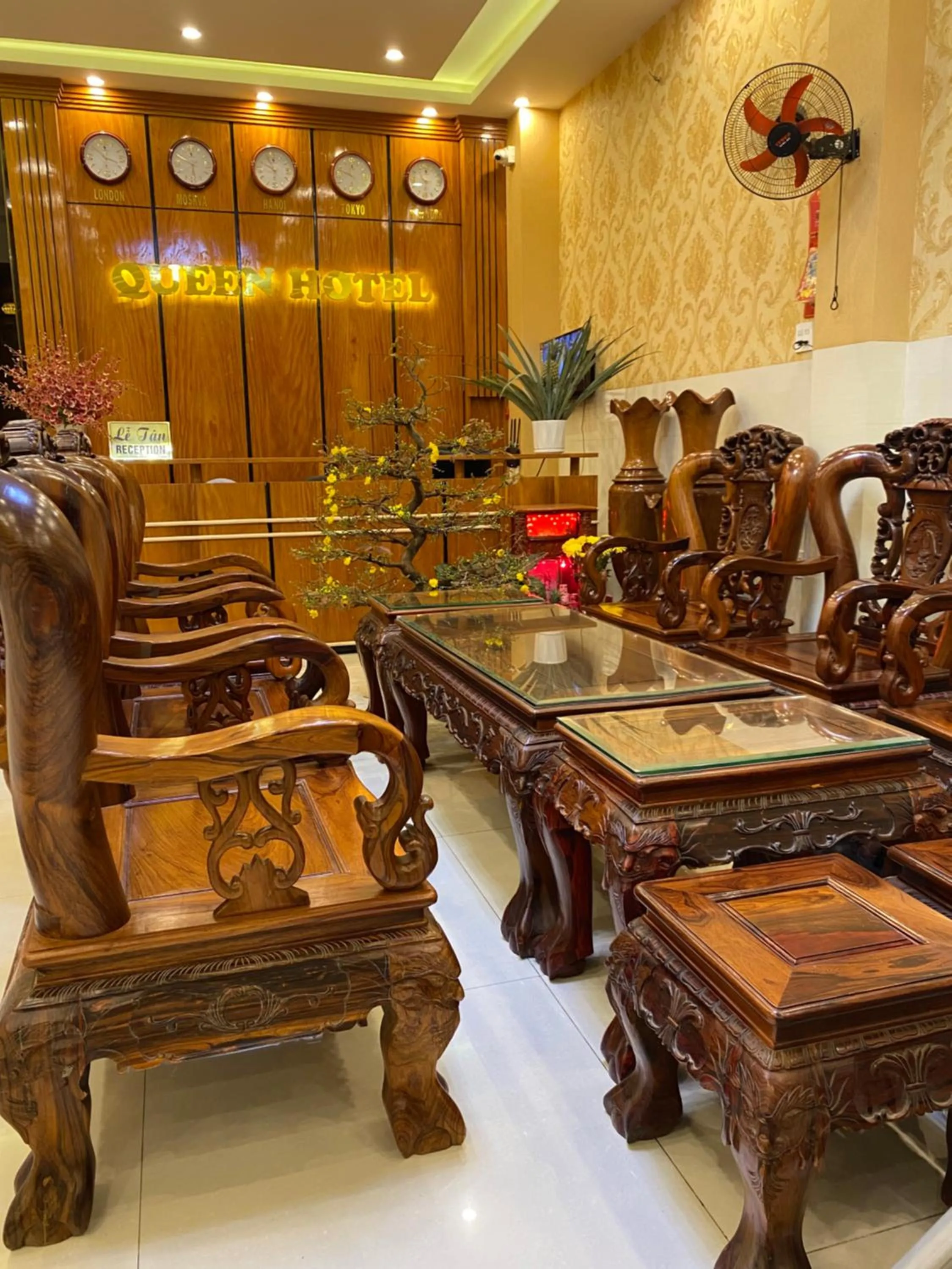 Living room in Queen Hotel