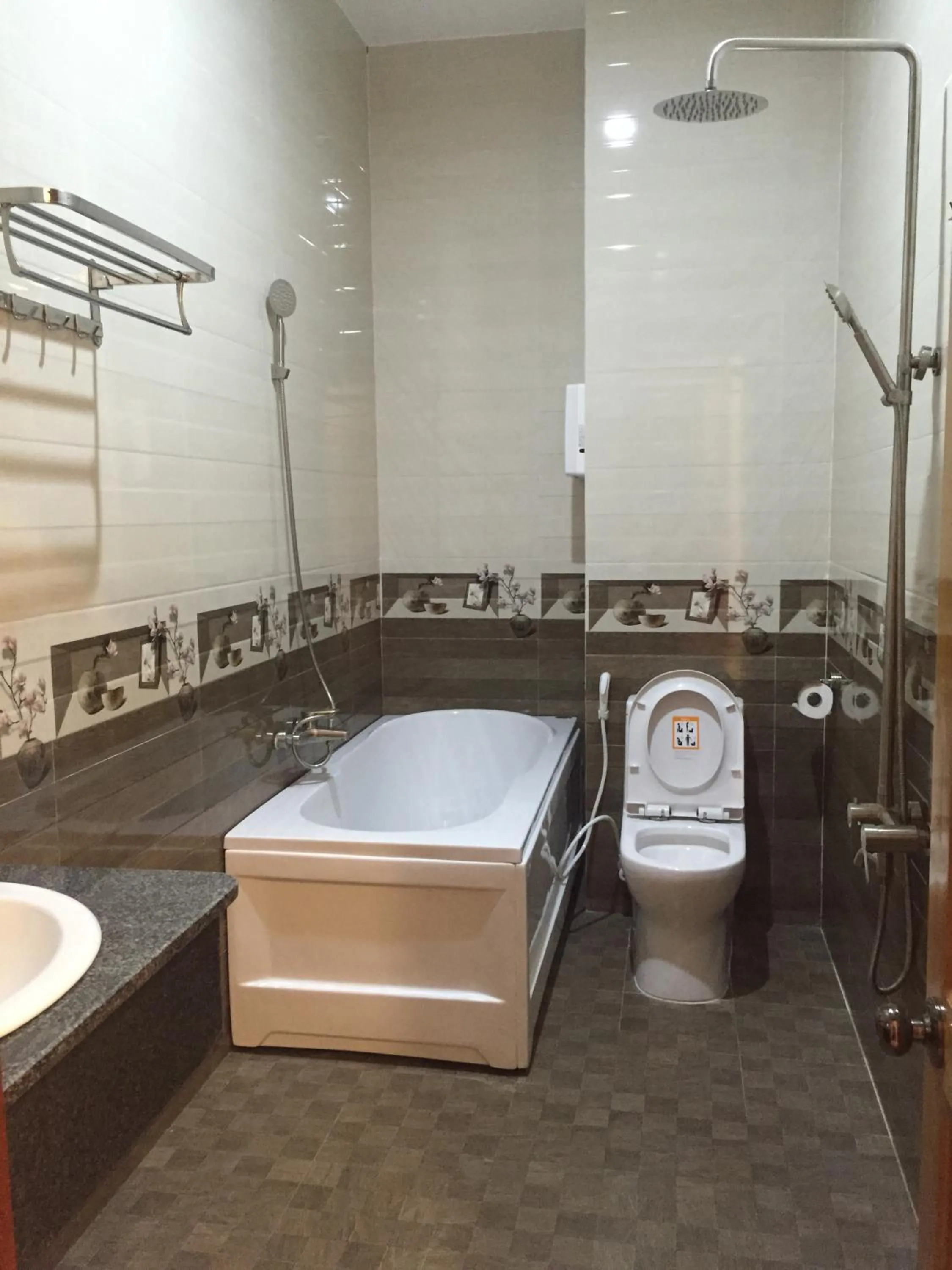 Toilet in Queen Hotel