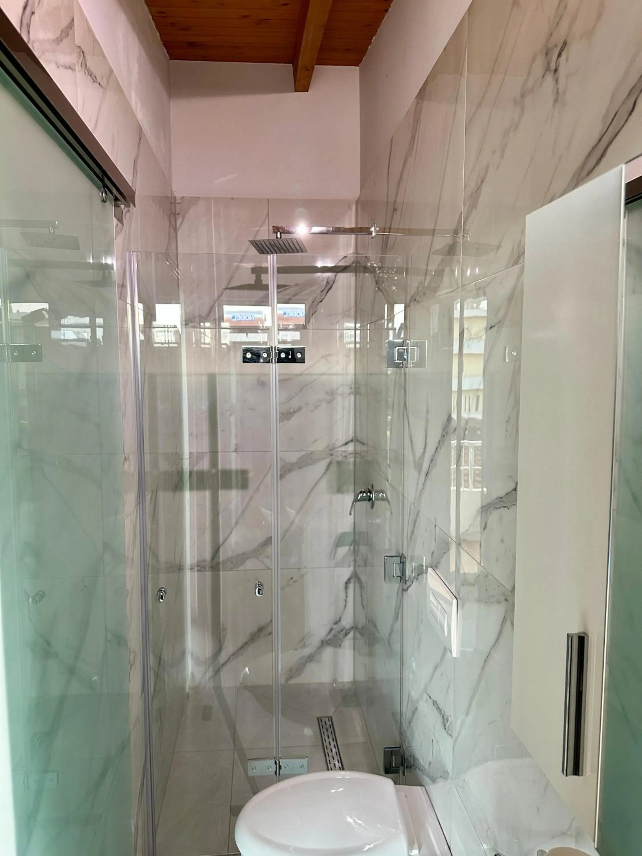 Shower in Anel Suites