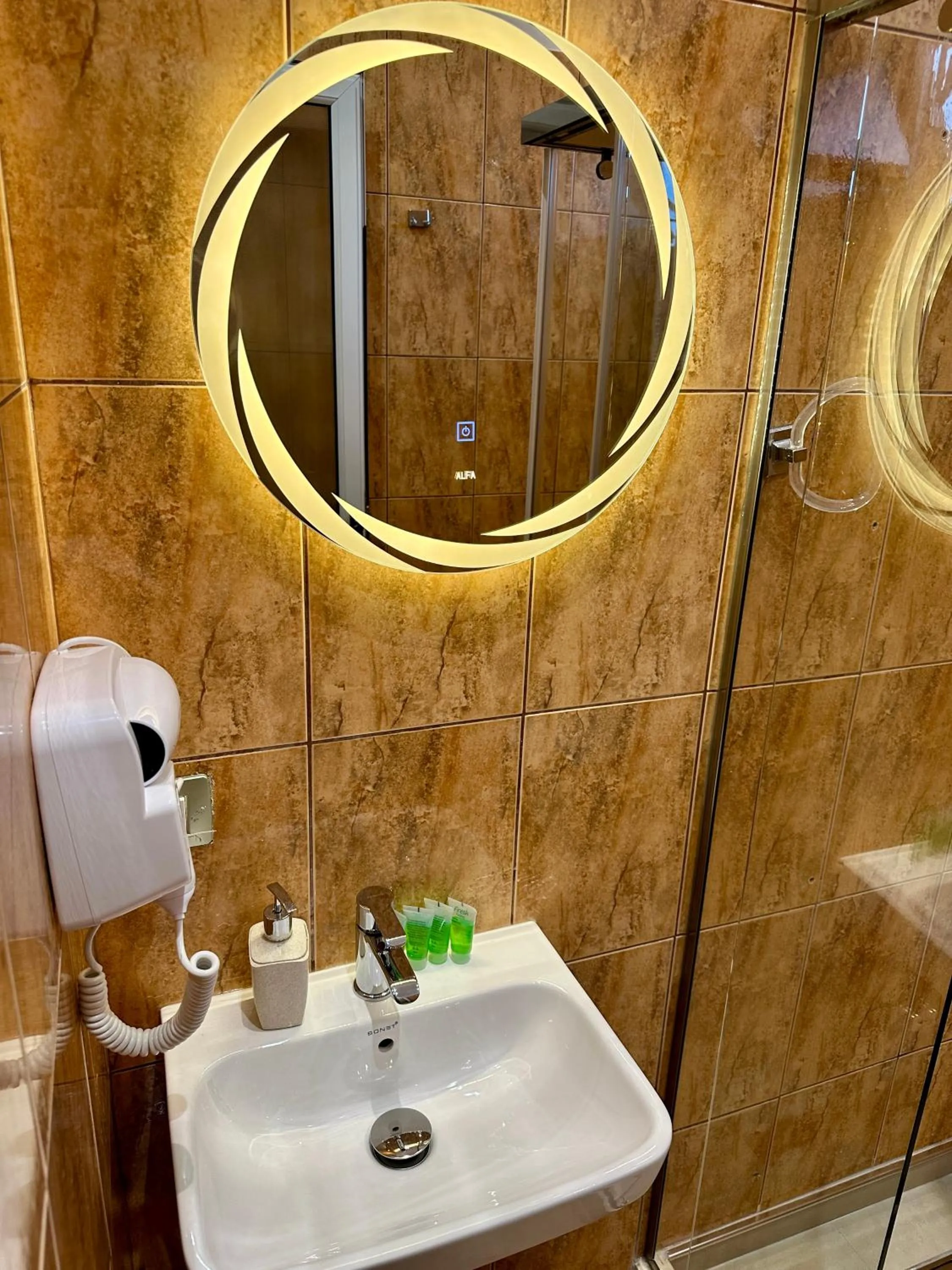 Shower in Anel Suites