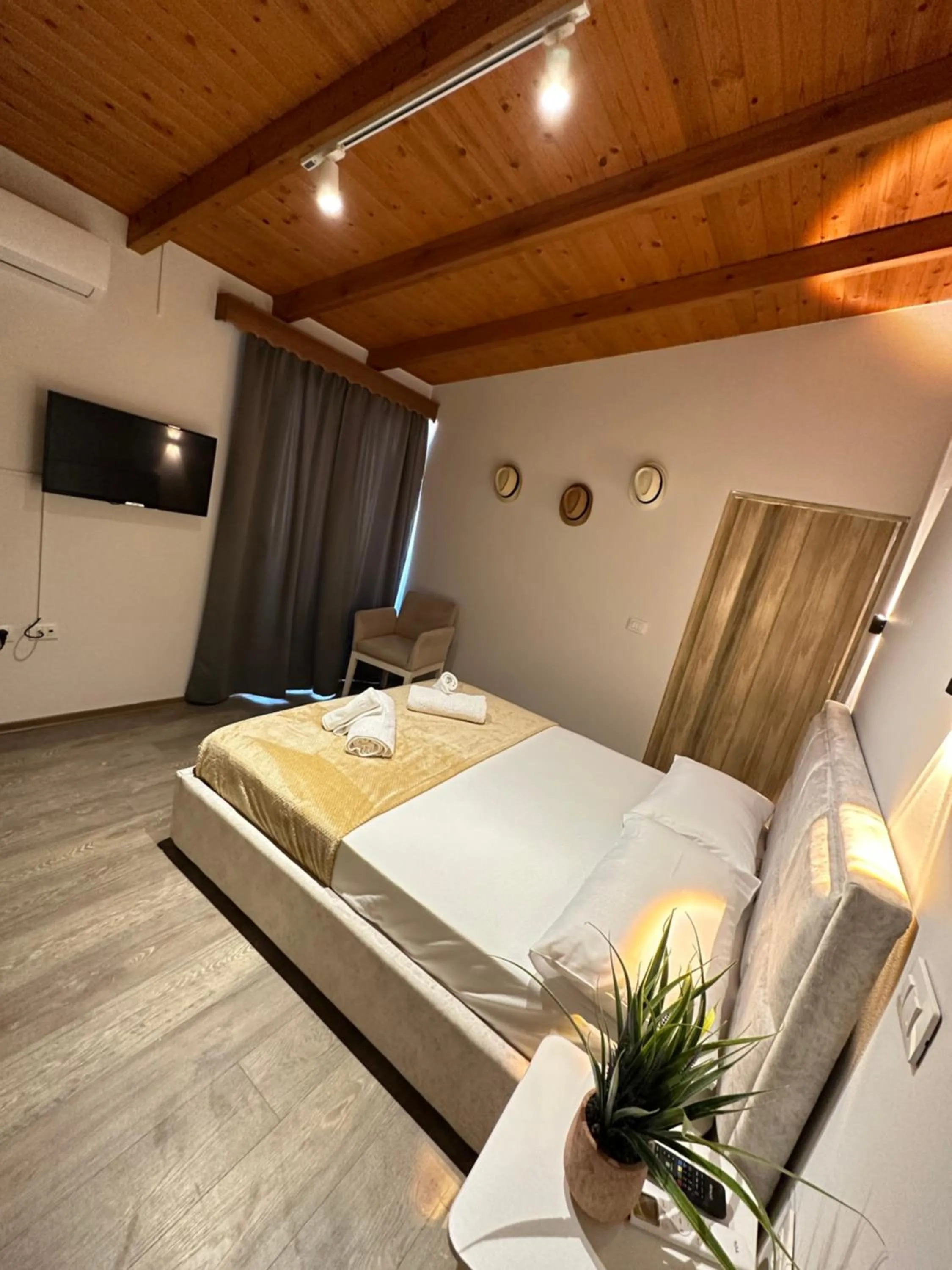 Communal lounge/ TV room, Bed in Anel Suites