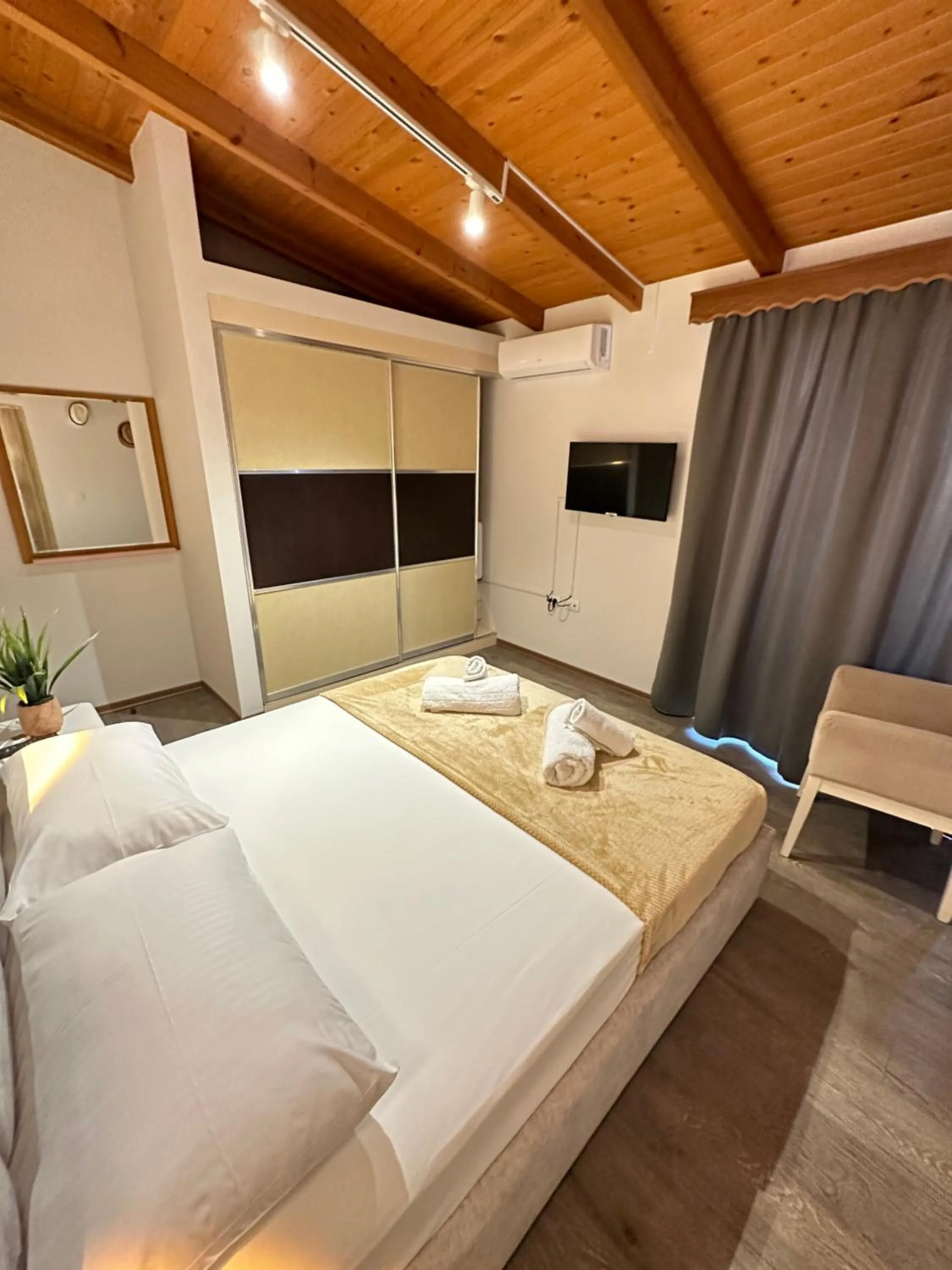 Communal lounge/ TV room, Bed in Anel Suites