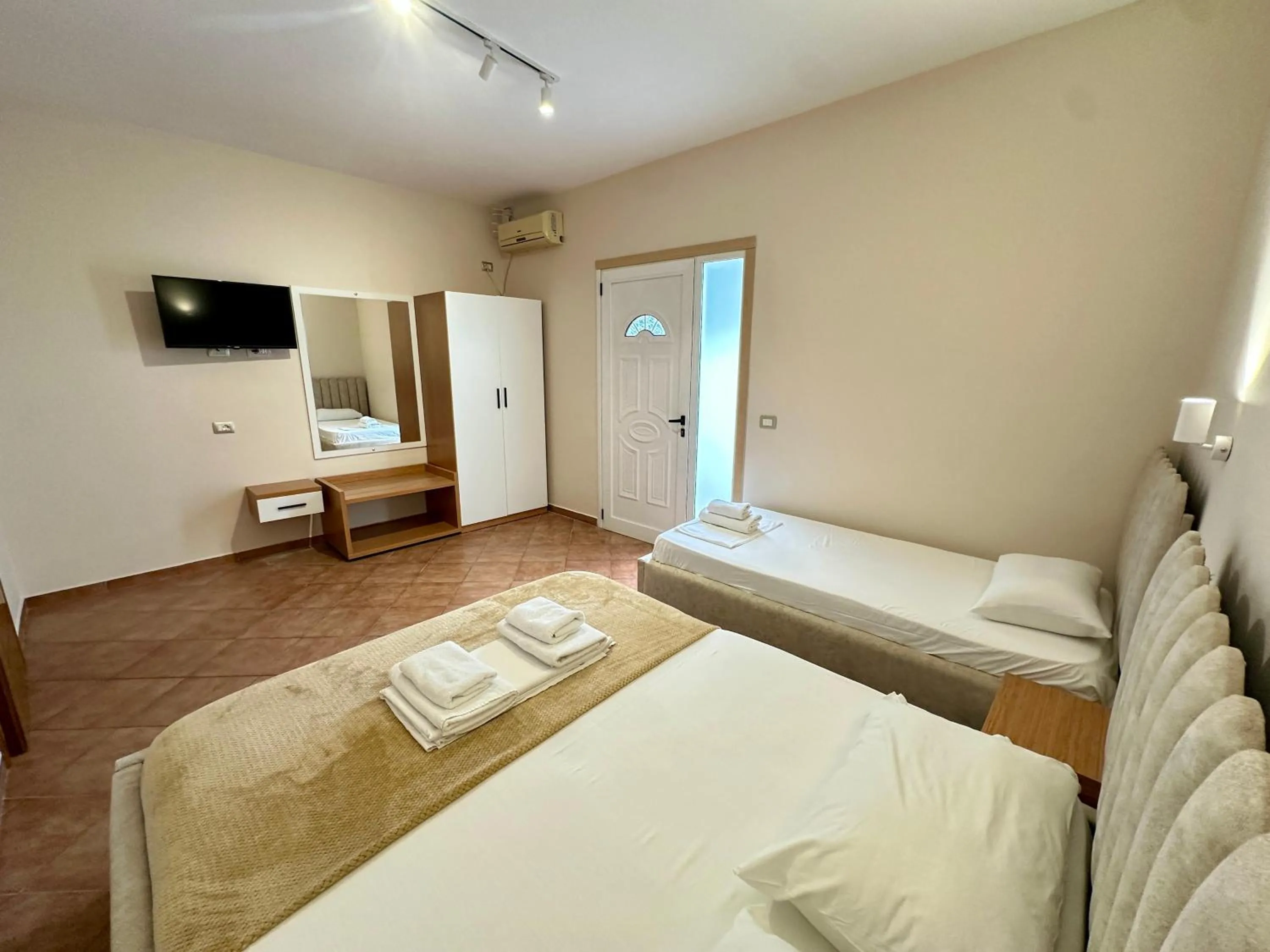 Communal lounge/ TV room, Bed in Anel Suites