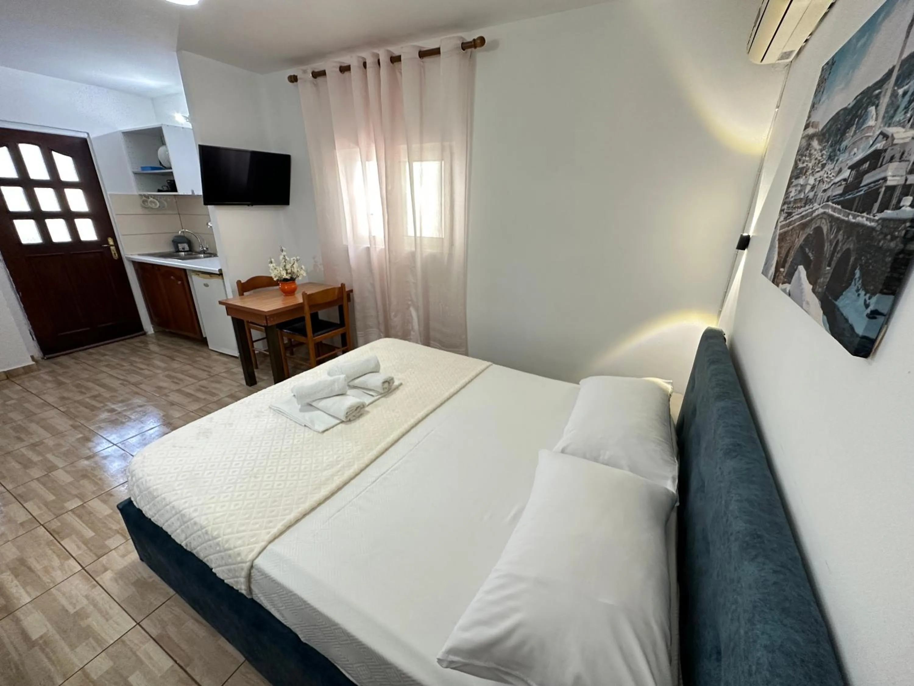 Communal lounge/ TV room, Bed in Anel Suites