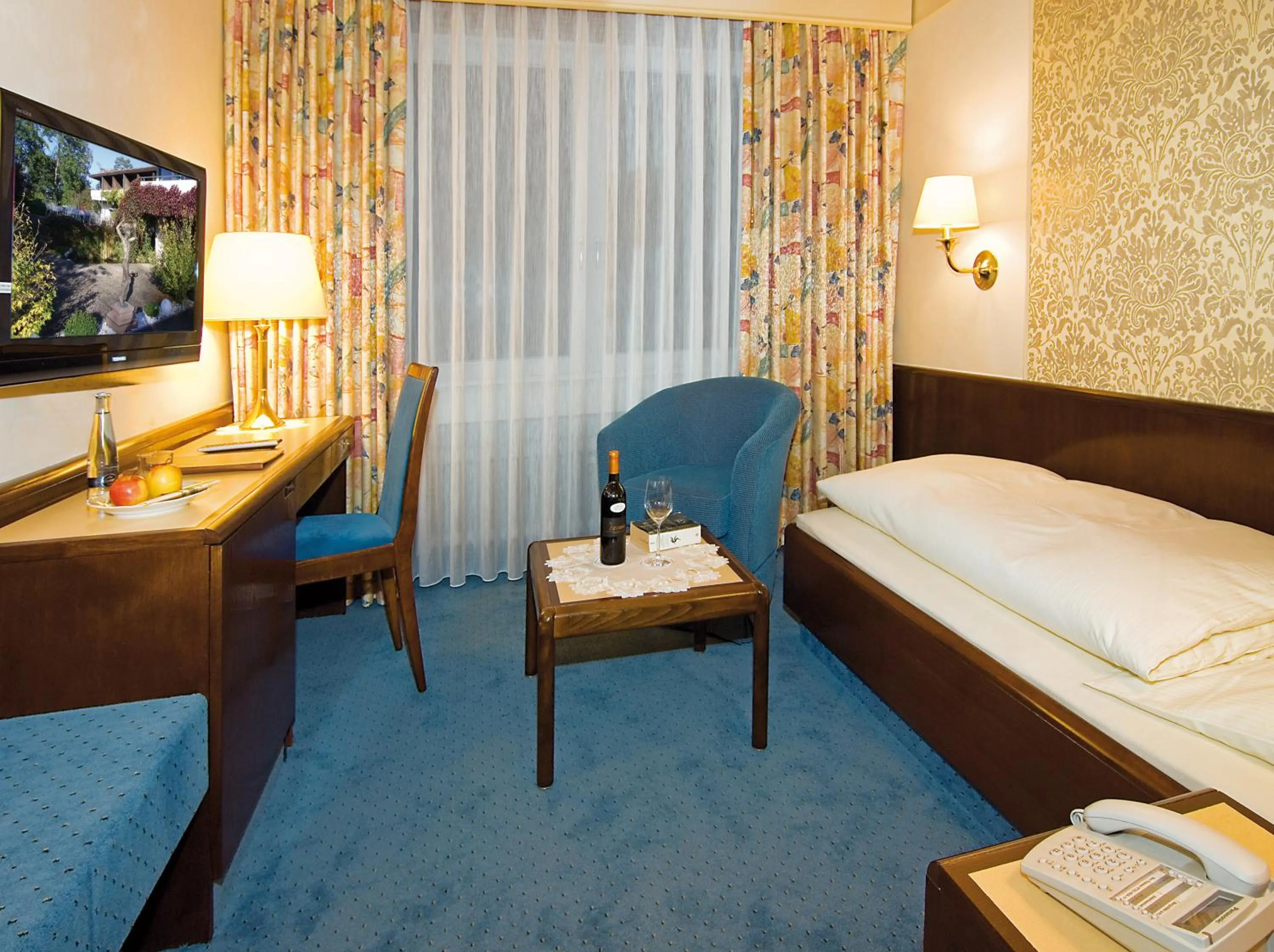 Photo of the whole room, Bed in Burghotel