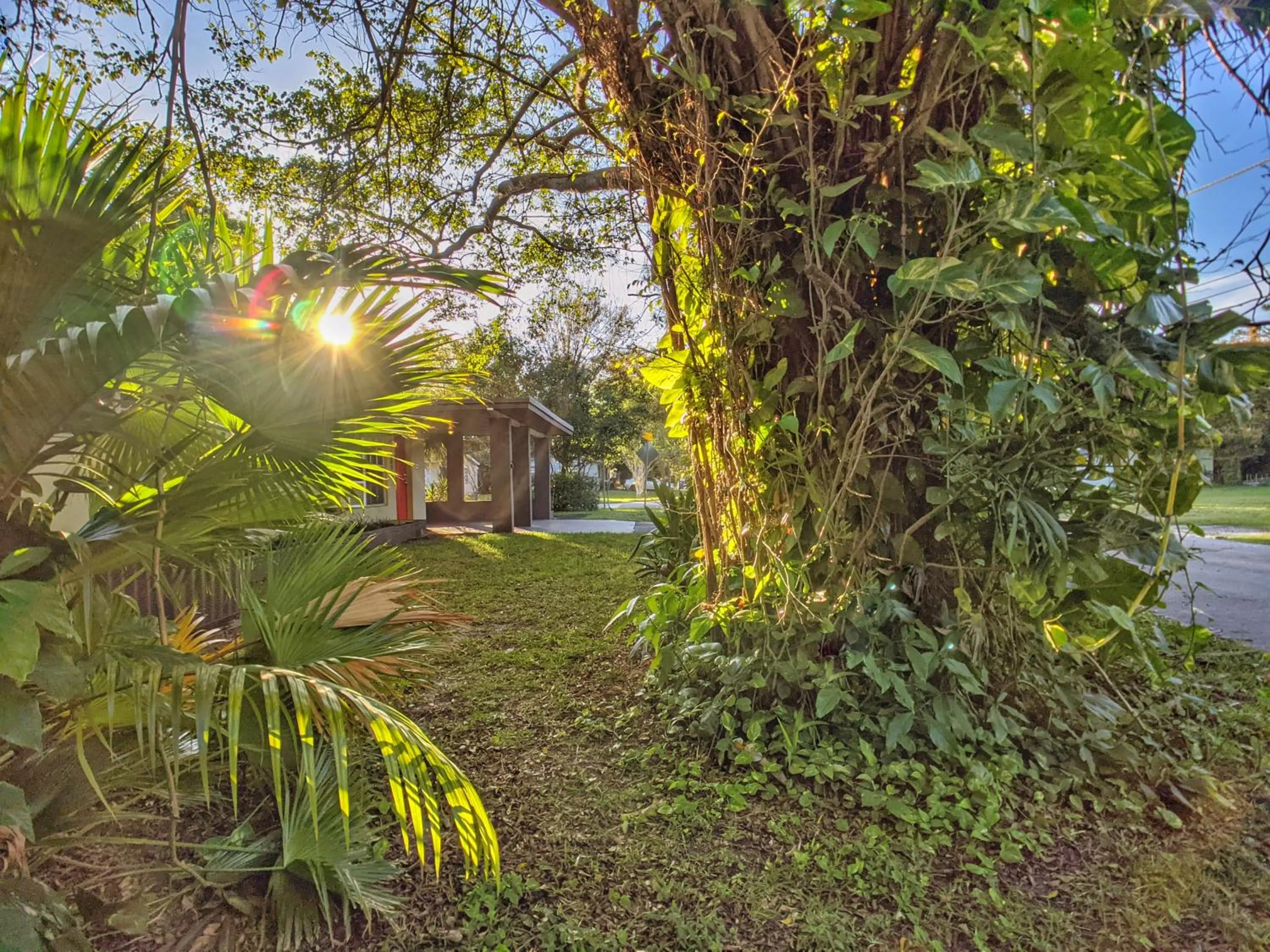 Flamingo Place - One block to Lauderdale Marine Center - 3 bedroom - 2 bath - King bed