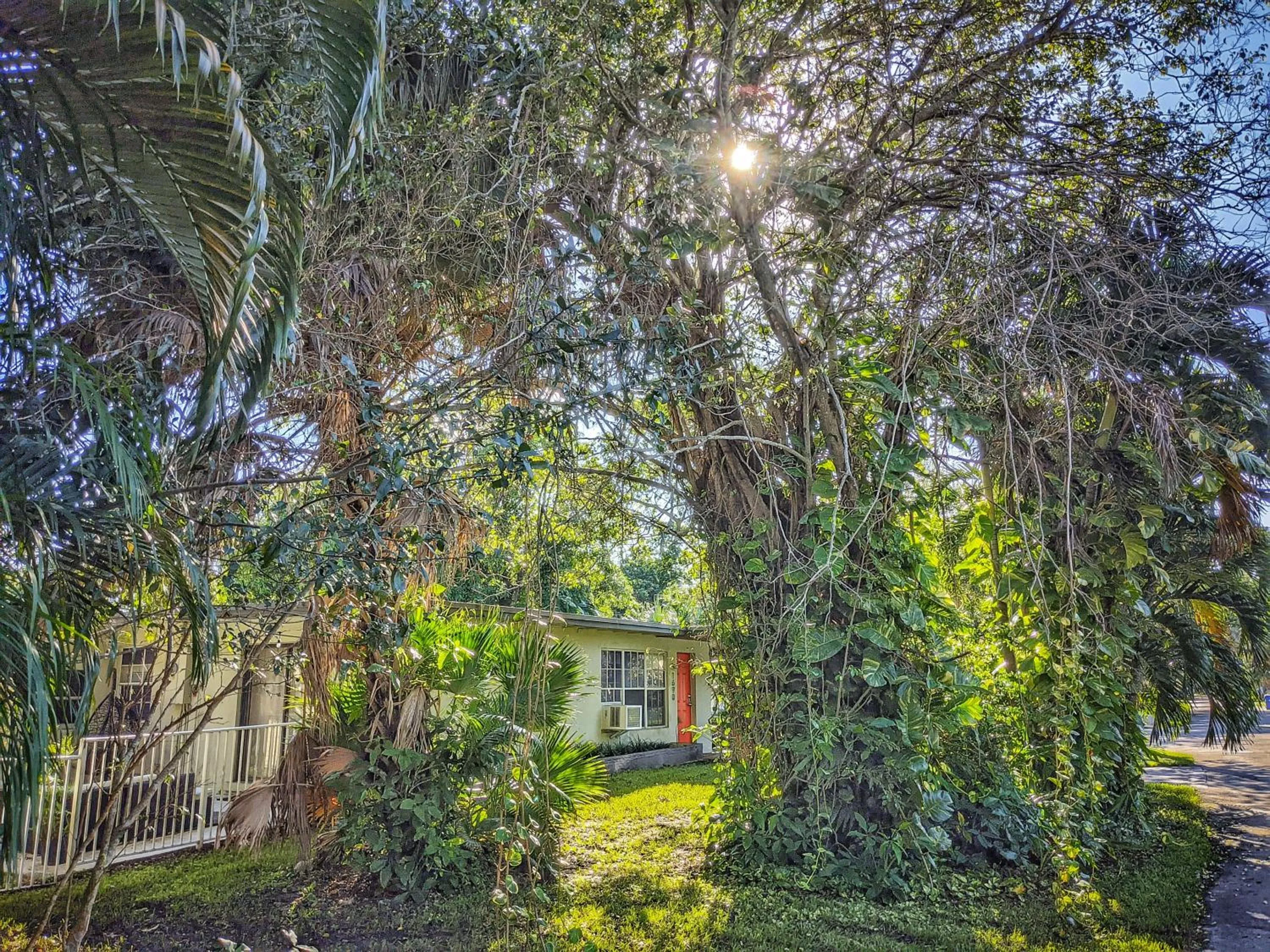 Flamingo Place - One block to Lauderdale Marine Center - 3 bedroom - 2 bath - King bed