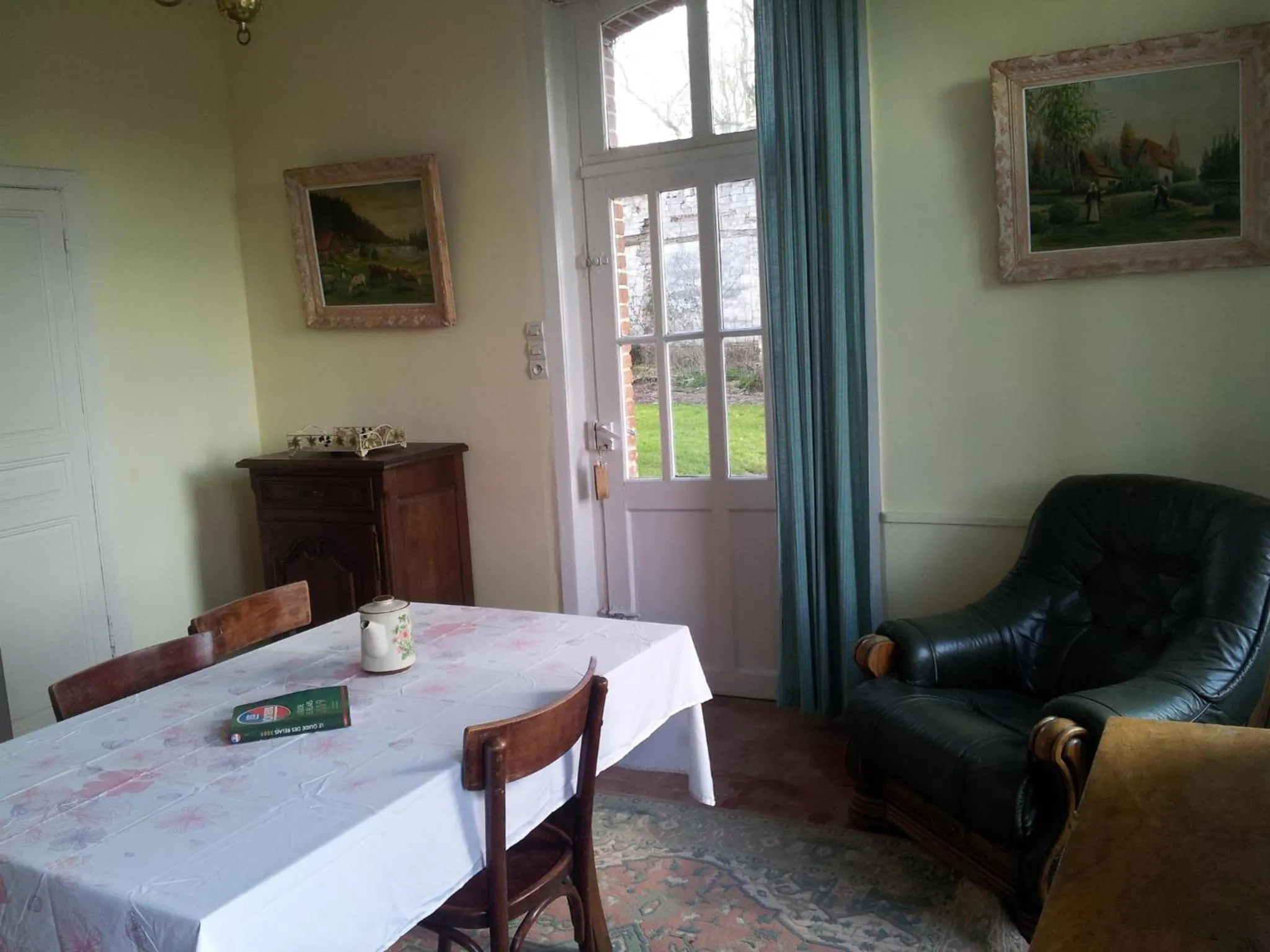 Dining area in Chambres d'hôtes & Gîtes du Château de Grand Rullecourt