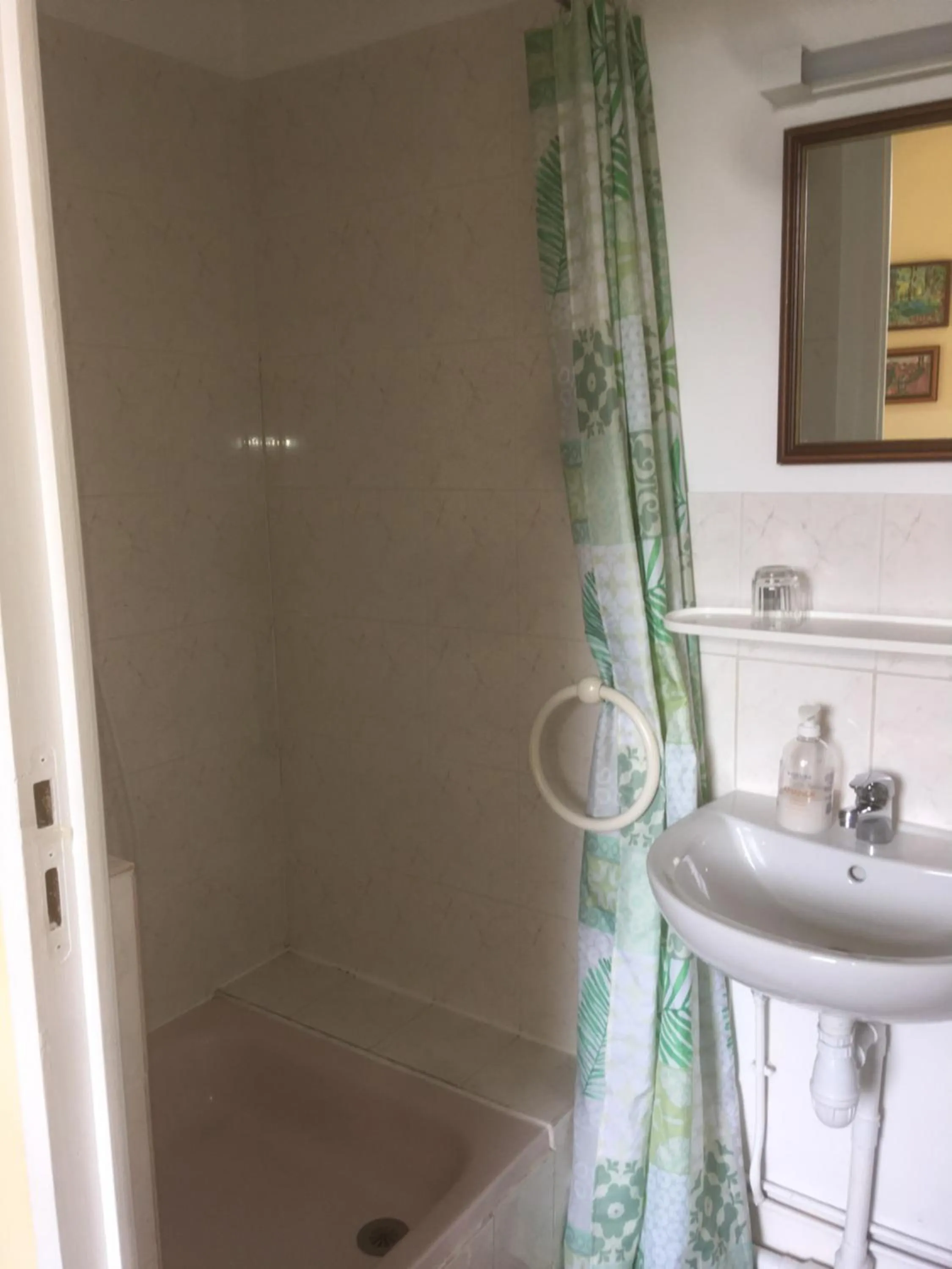 Shower in Chambres d'hôtes & Gîtes du Château de Grand Rullecourt