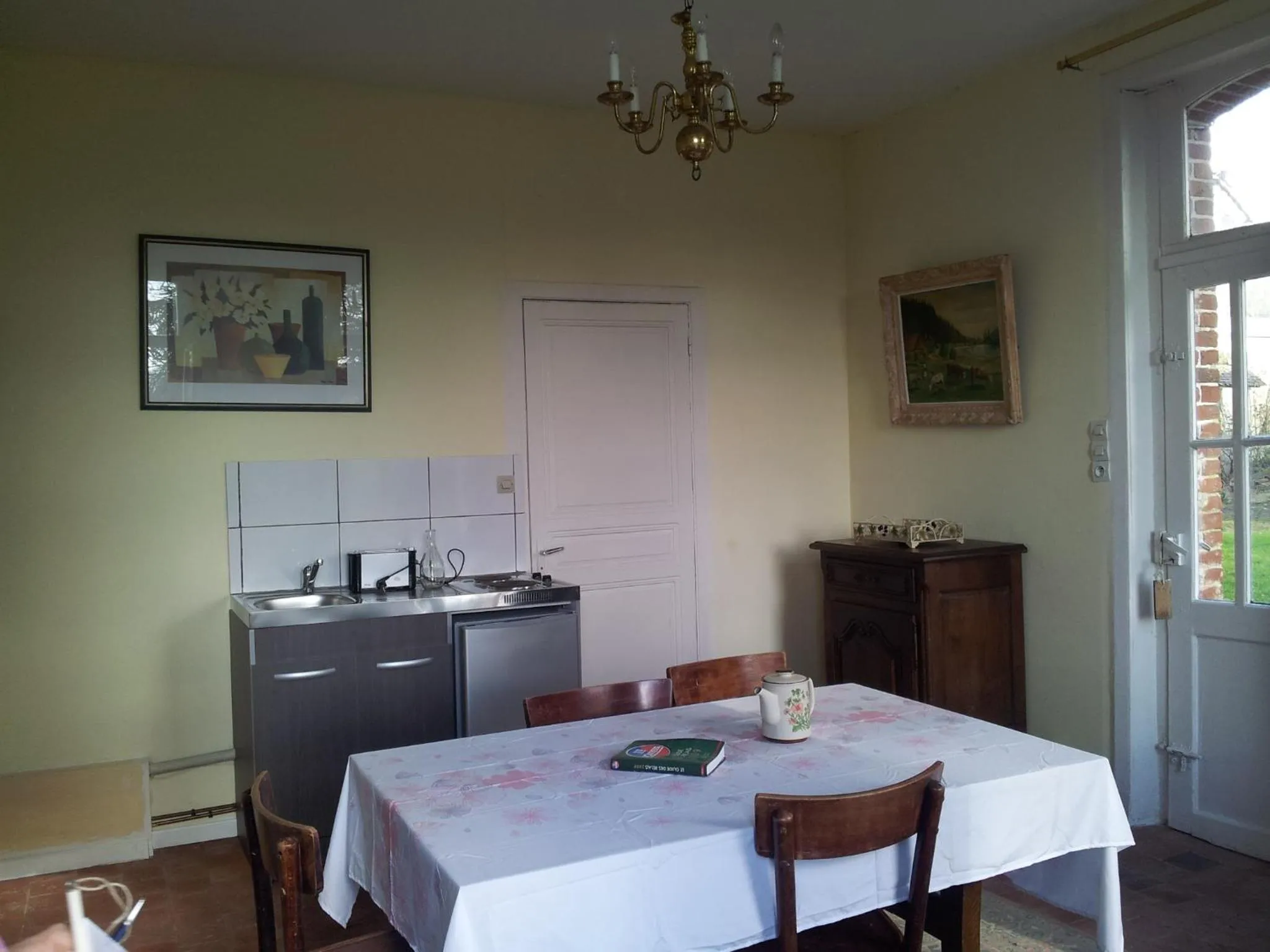 Kitchen or kitchenette in Chambres d'hôtes & Gîtes du Château de Grand Rullecourt