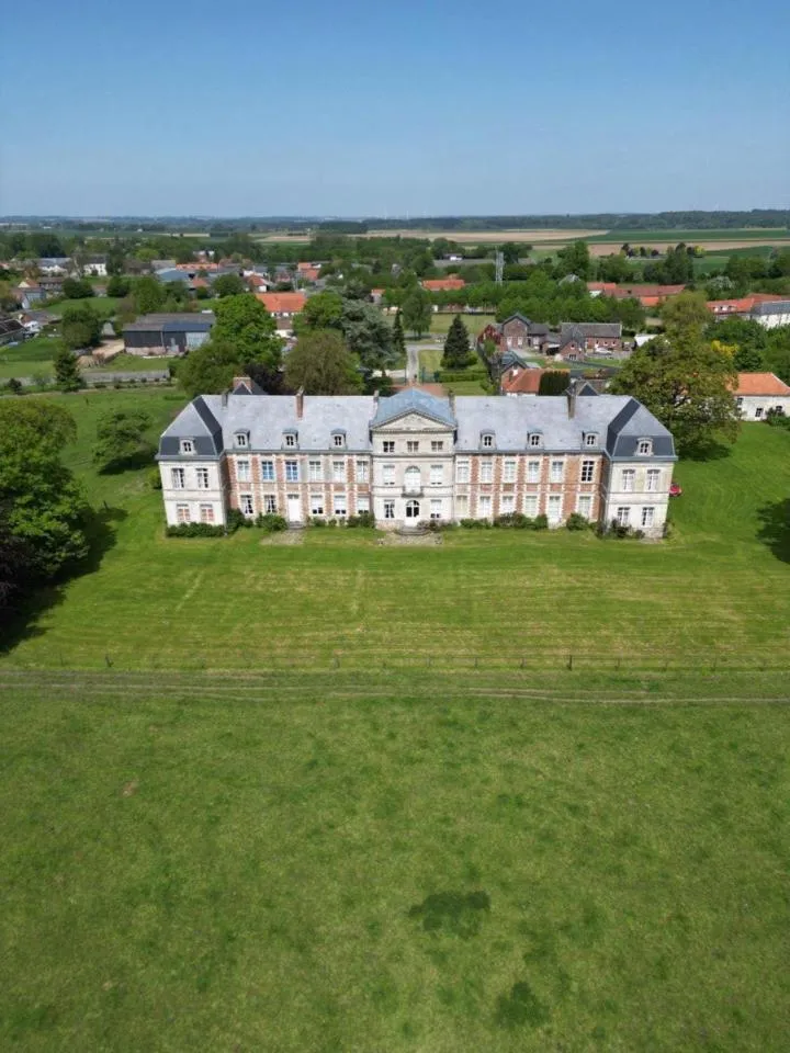 Property building in Chambres d'hôtes & Gîtes du Château de Grand Rullecourt