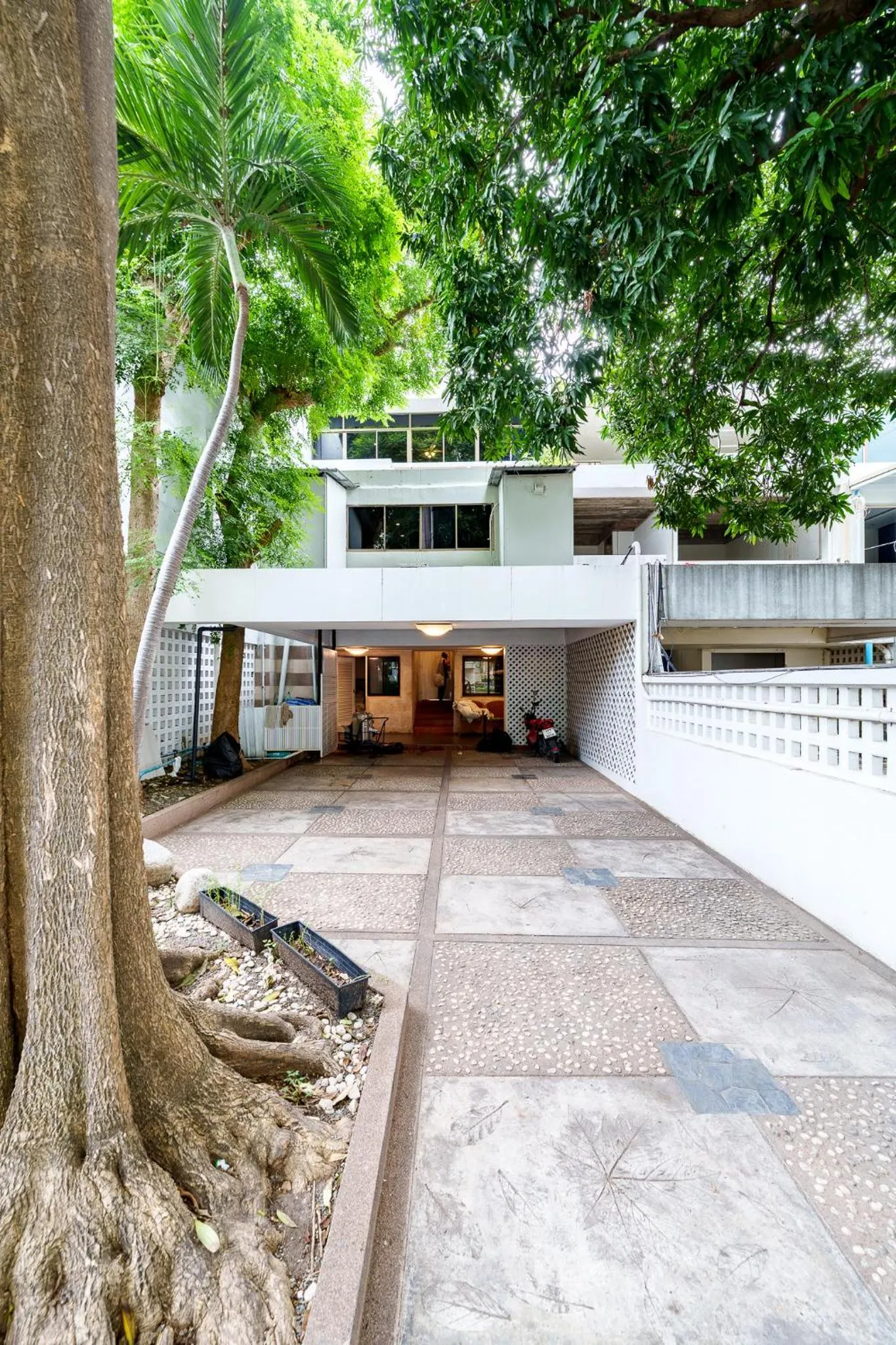 Parking in Dojo pool villa