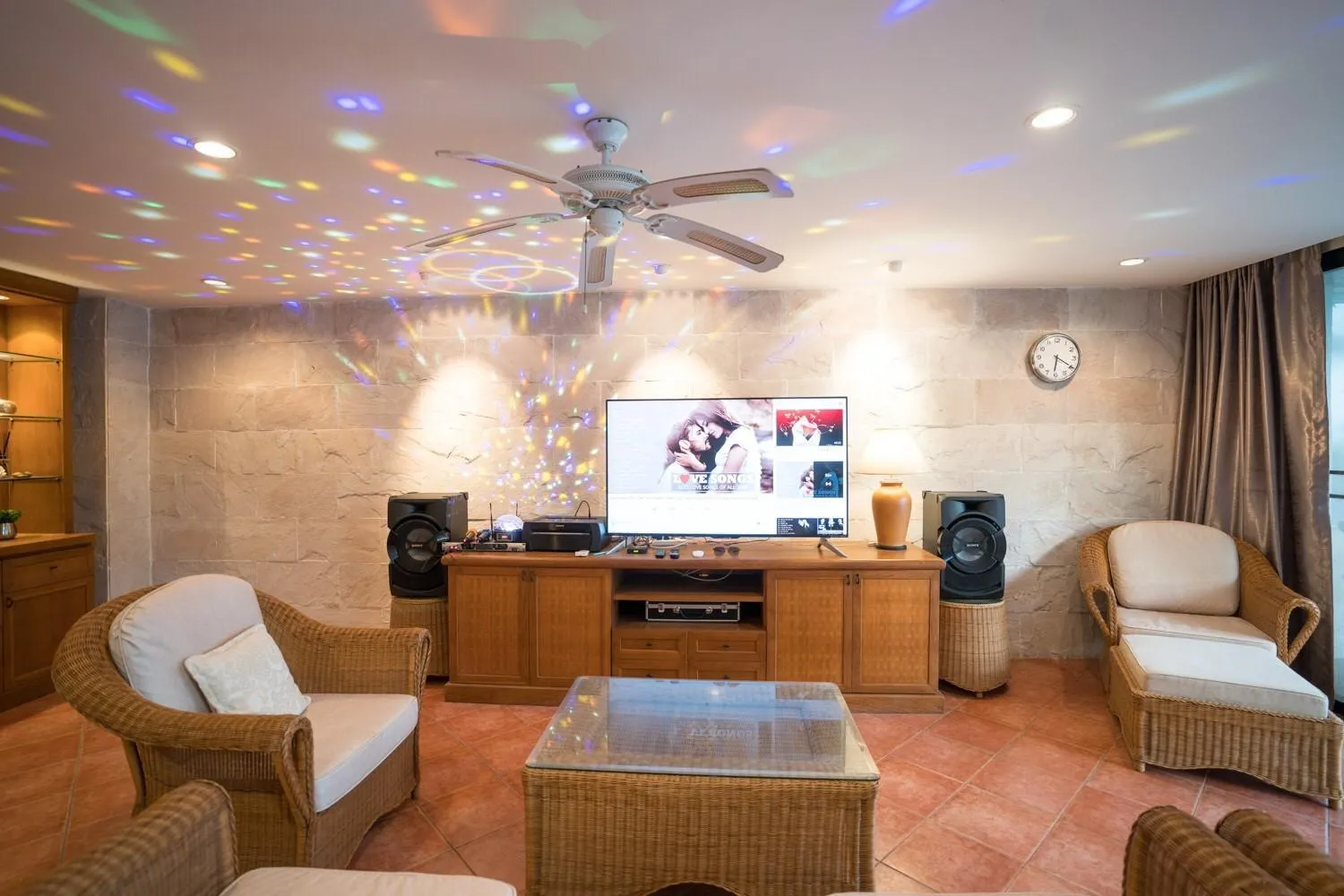 TV and multimedia in Dojo pool villa