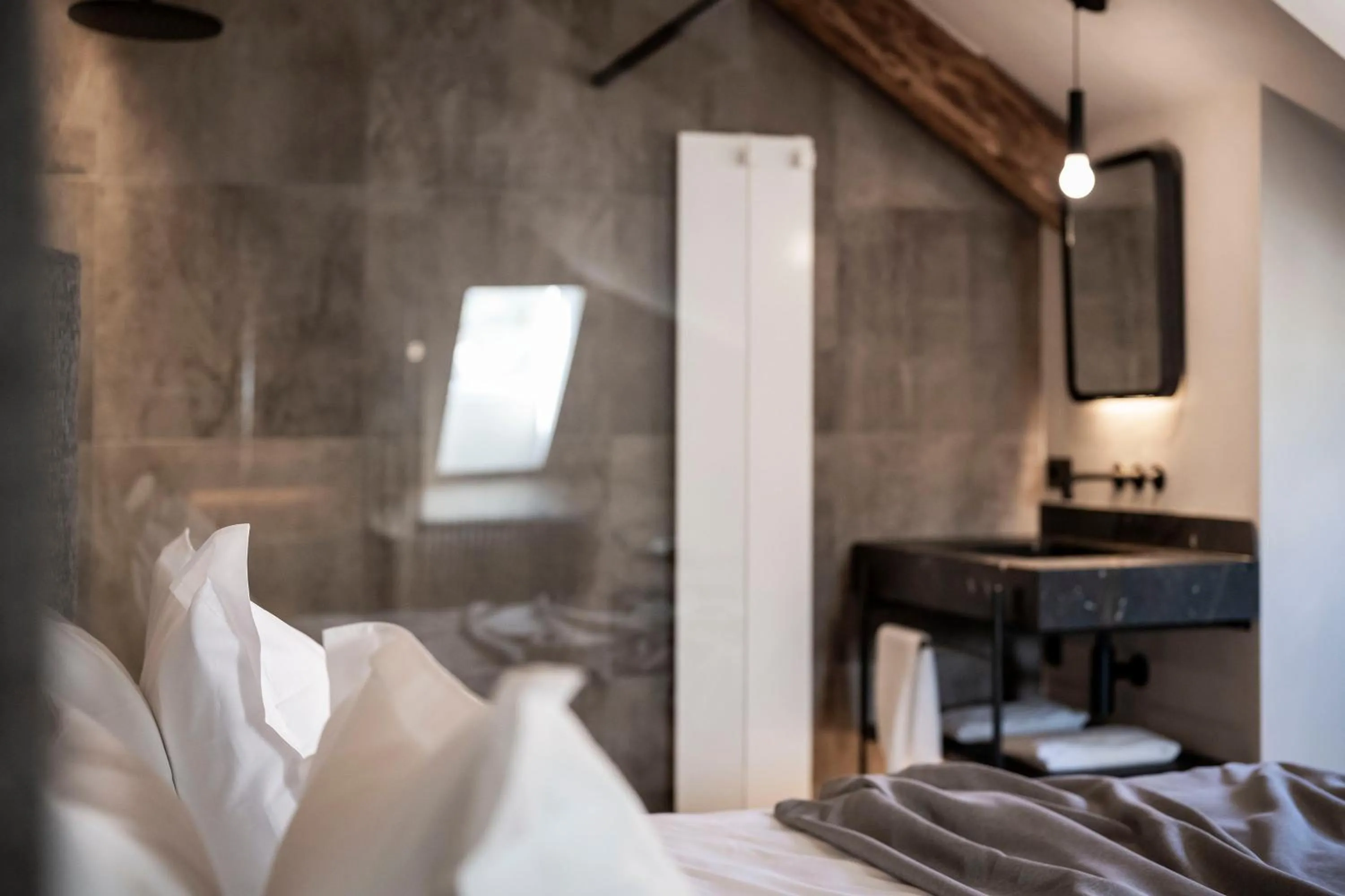 Bathroom, Bed in Hotel Ansitz Steinbock