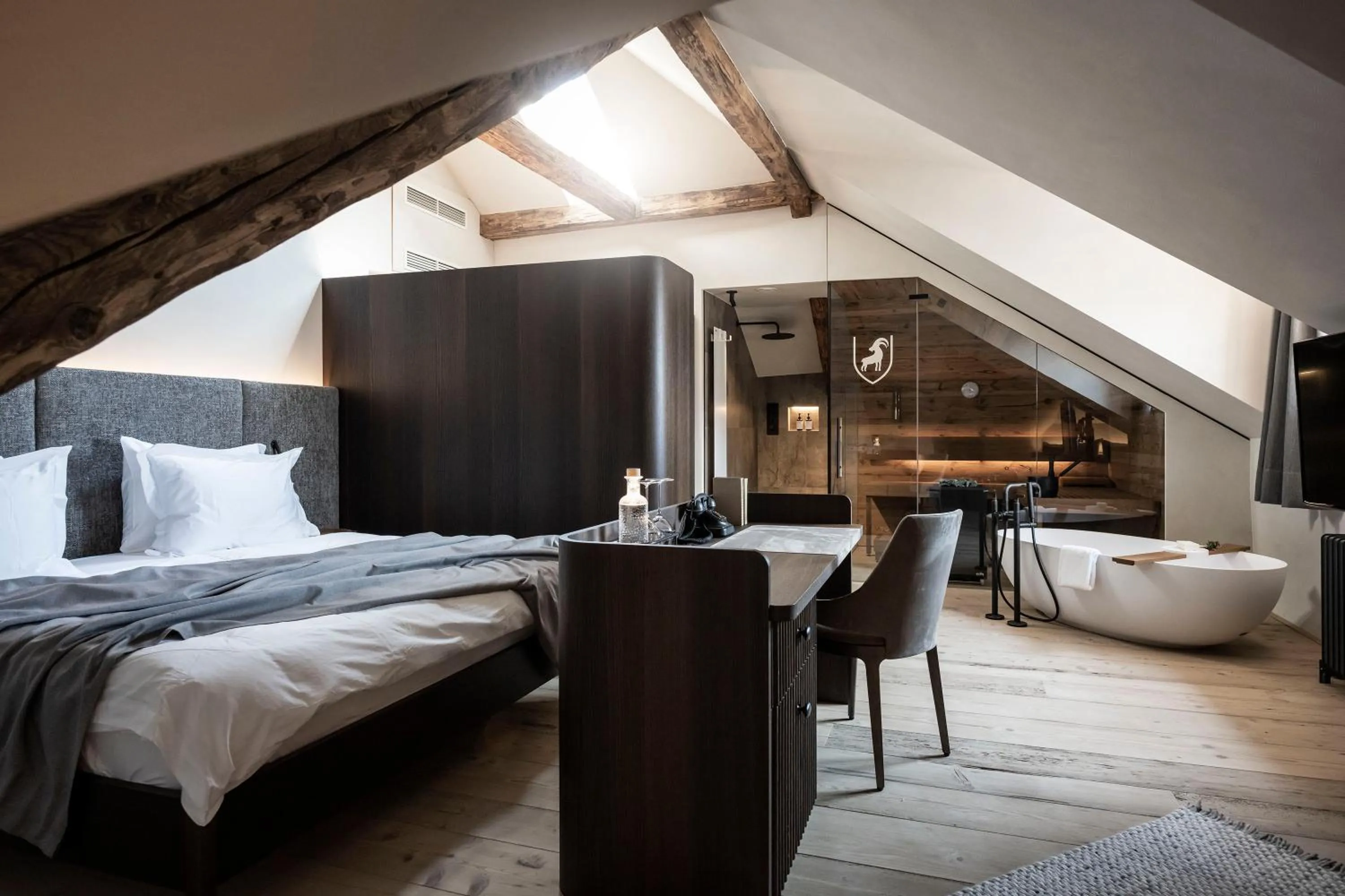 Photo of the whole room, Bed in Hotel Ansitz Steinbock