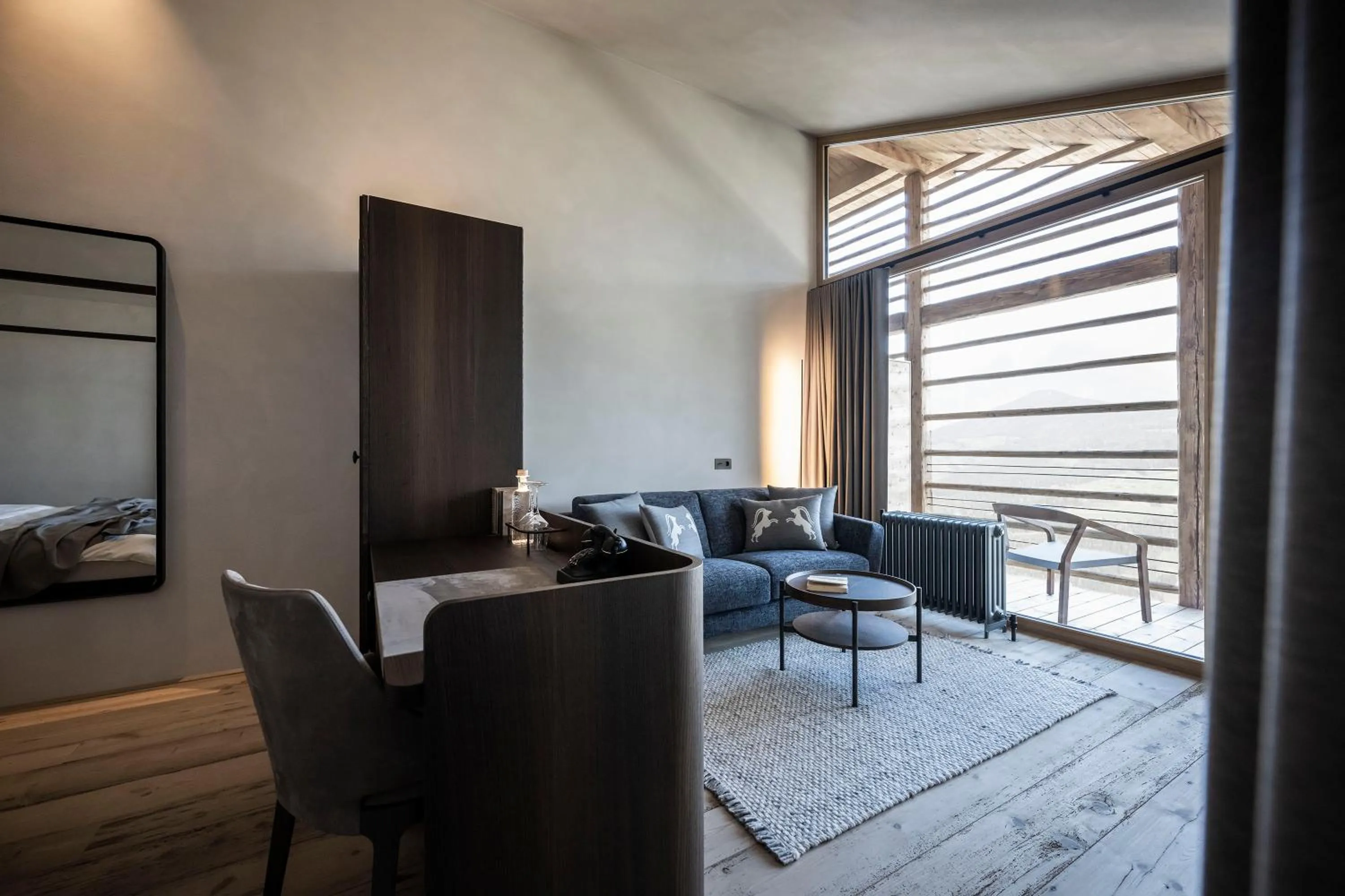 Living room, Bed in Hotel Ansitz Steinbock