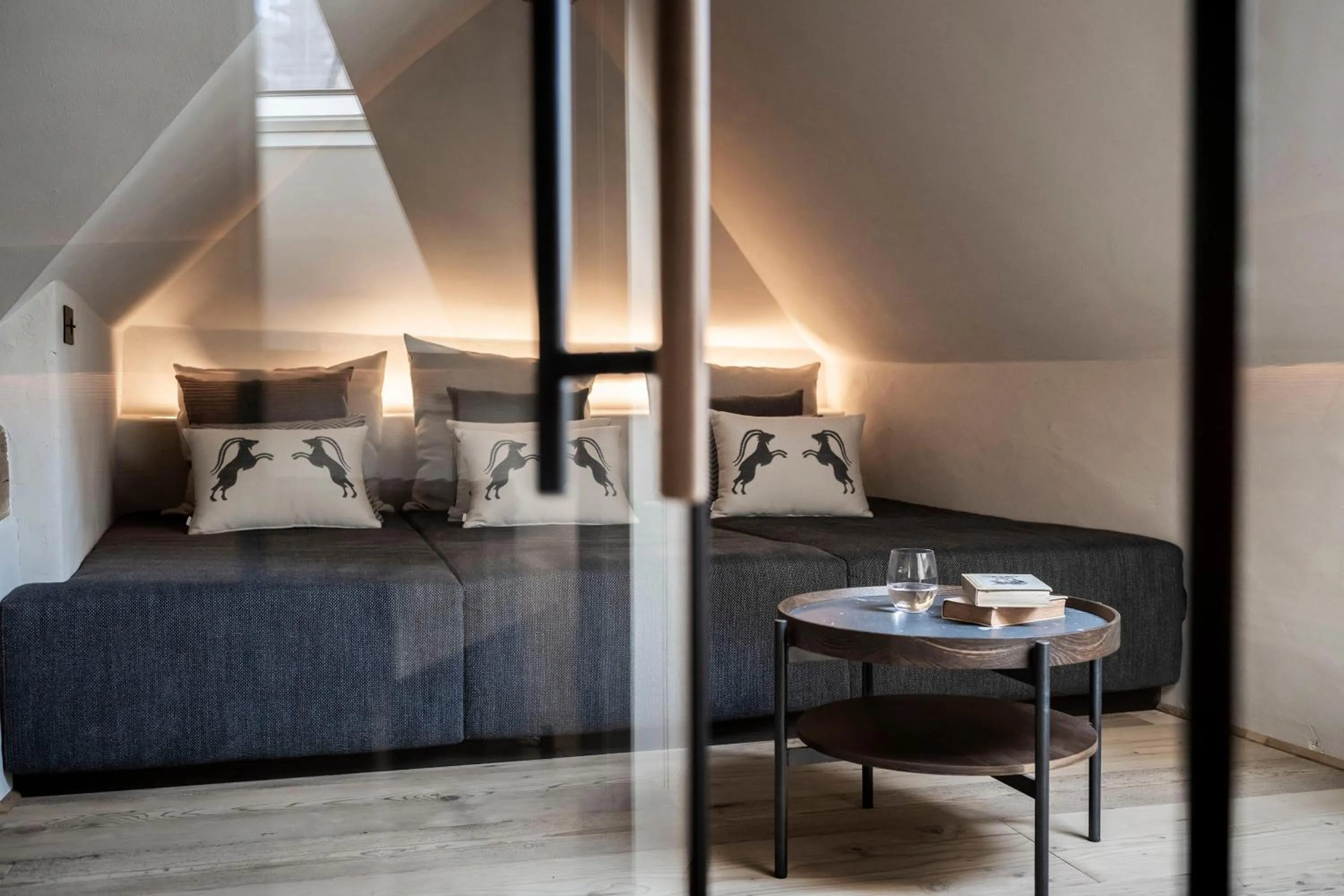 Living room, Bed in Hotel Ansitz Steinbock