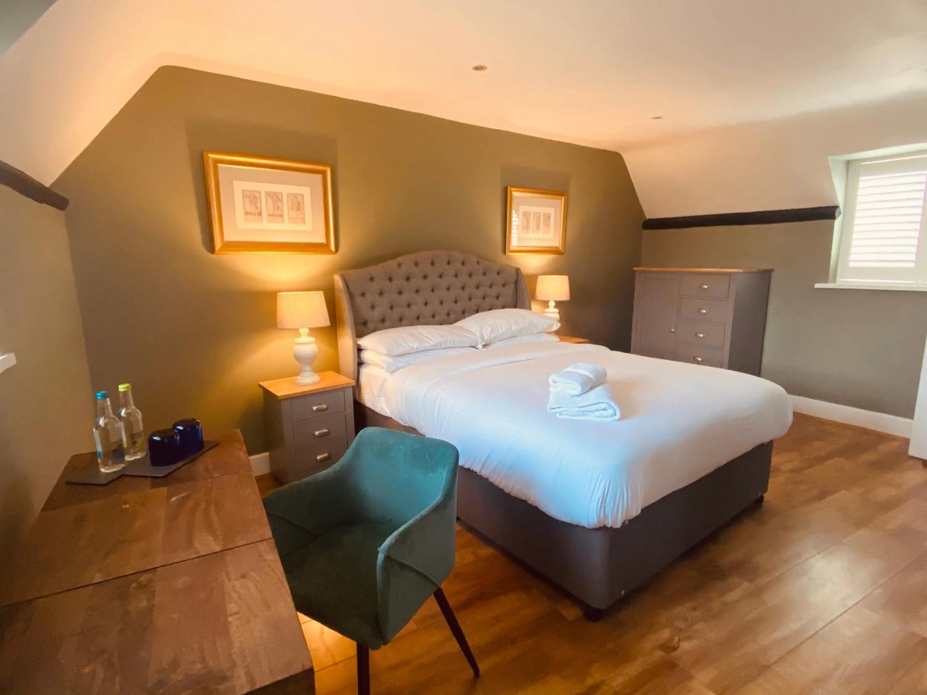 Bedroom, Bed in Burford House BH