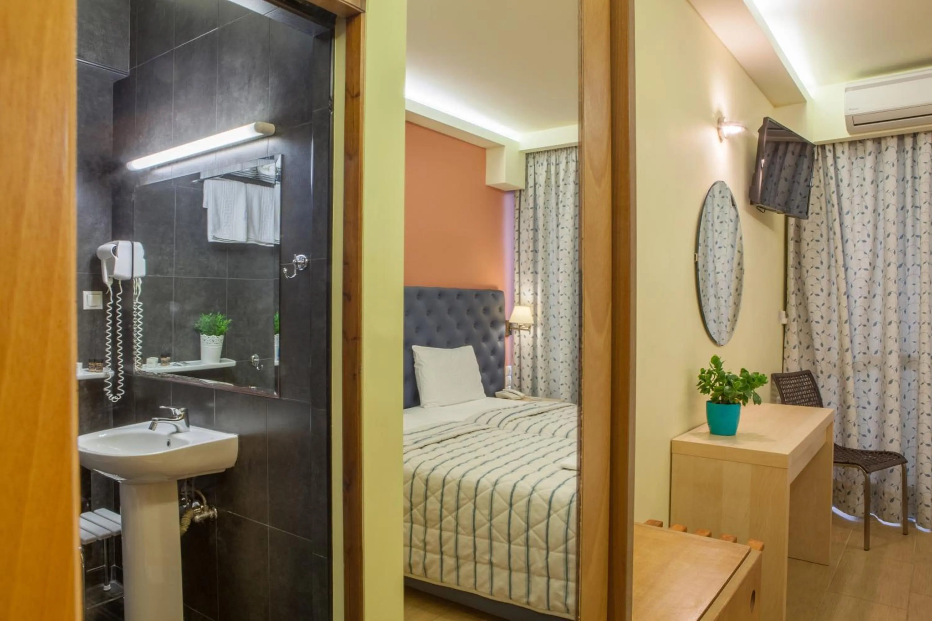 Bathroom in Pitsakis Hotel