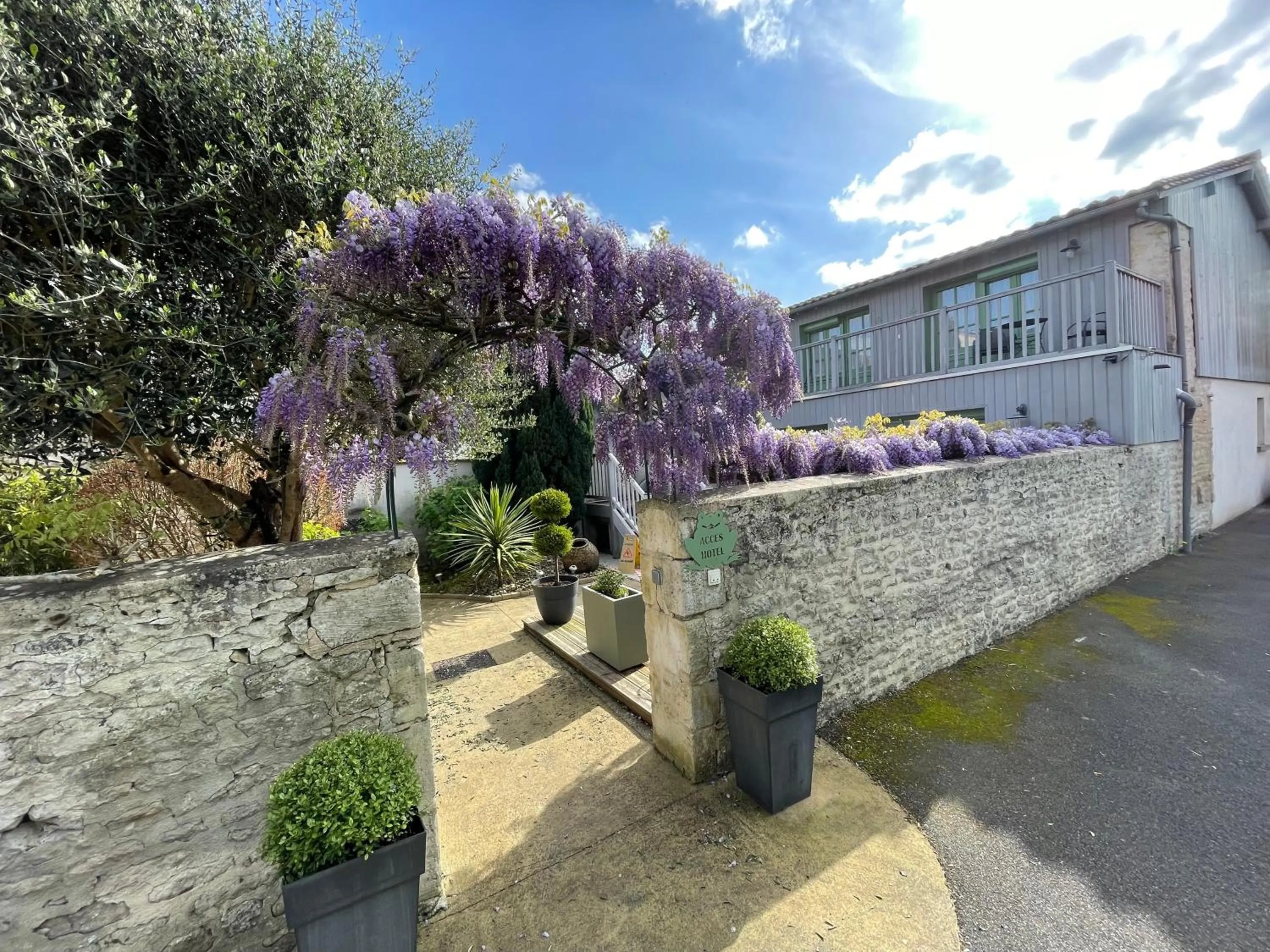 Garden in Logis Hôtel Le Central