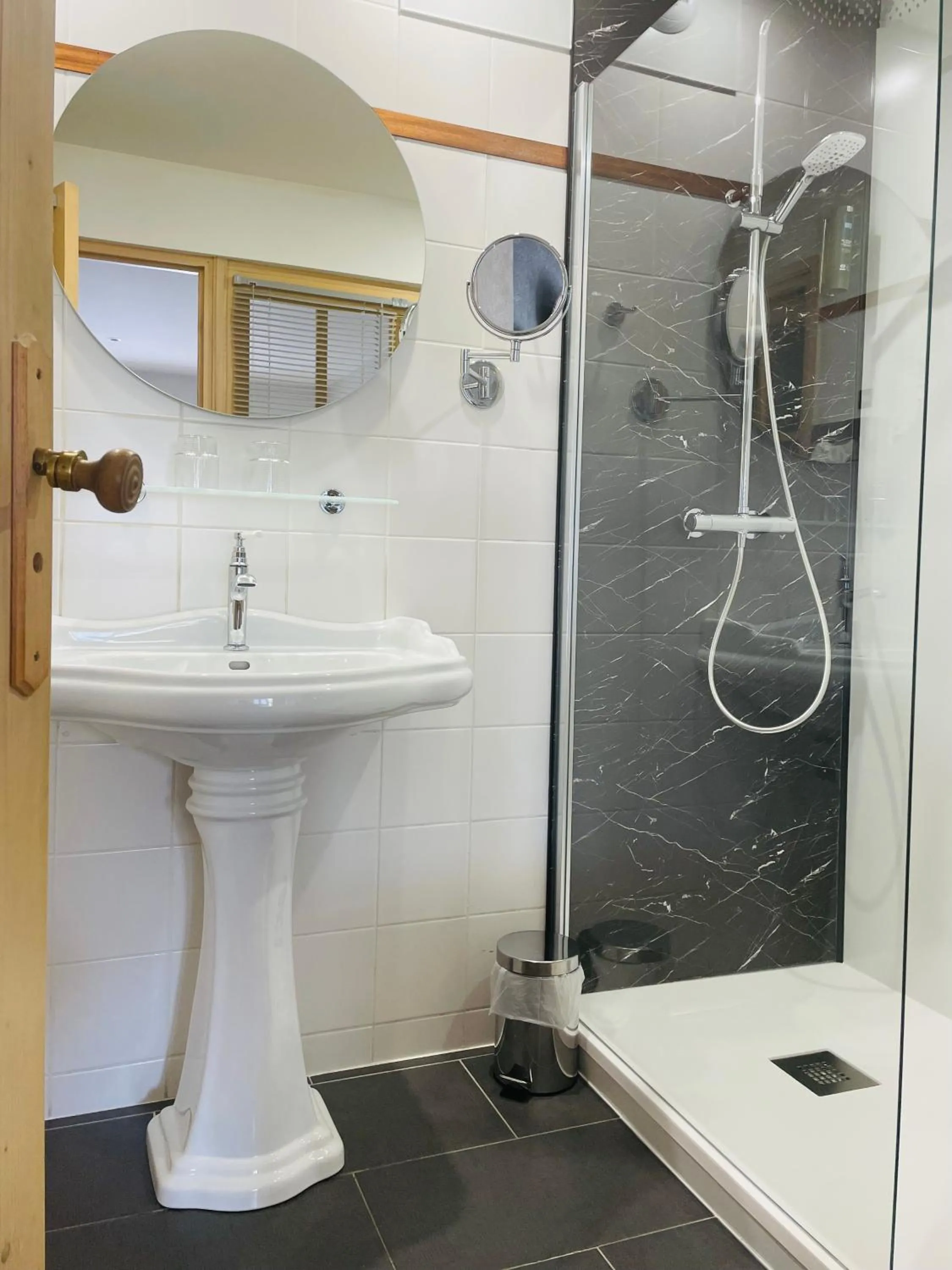 Bathroom in Logis Hôtel Le Central