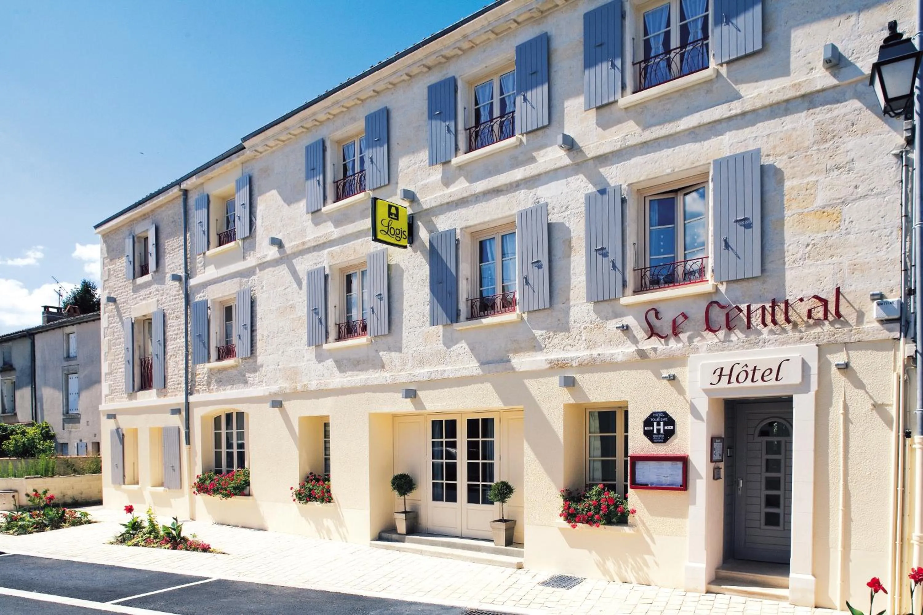 Facade/entrance in Logis Hôtel Le Central