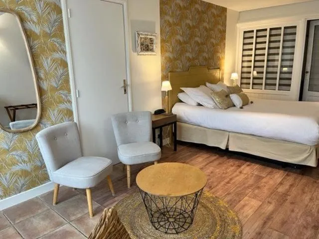 Bedroom, Bed in Logis Hôtel Le Central