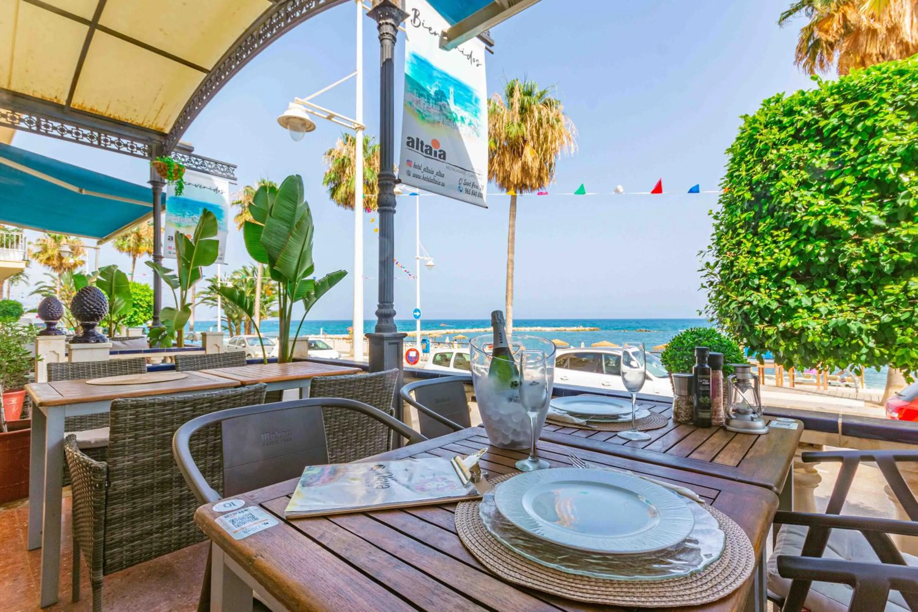 Restaurant/places to eat in Hotel Altaia