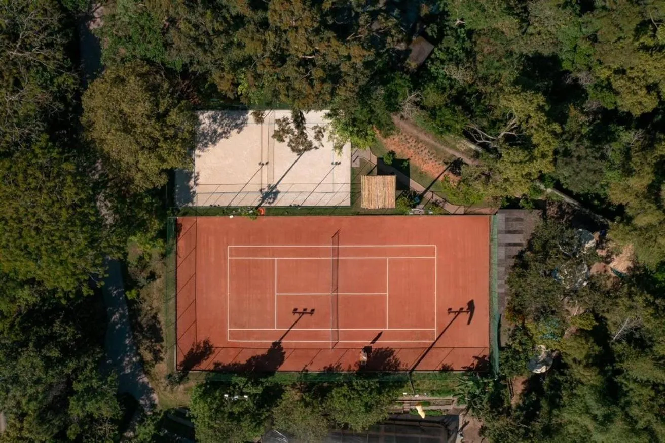 Tennis court in Ponta dos Ganchos