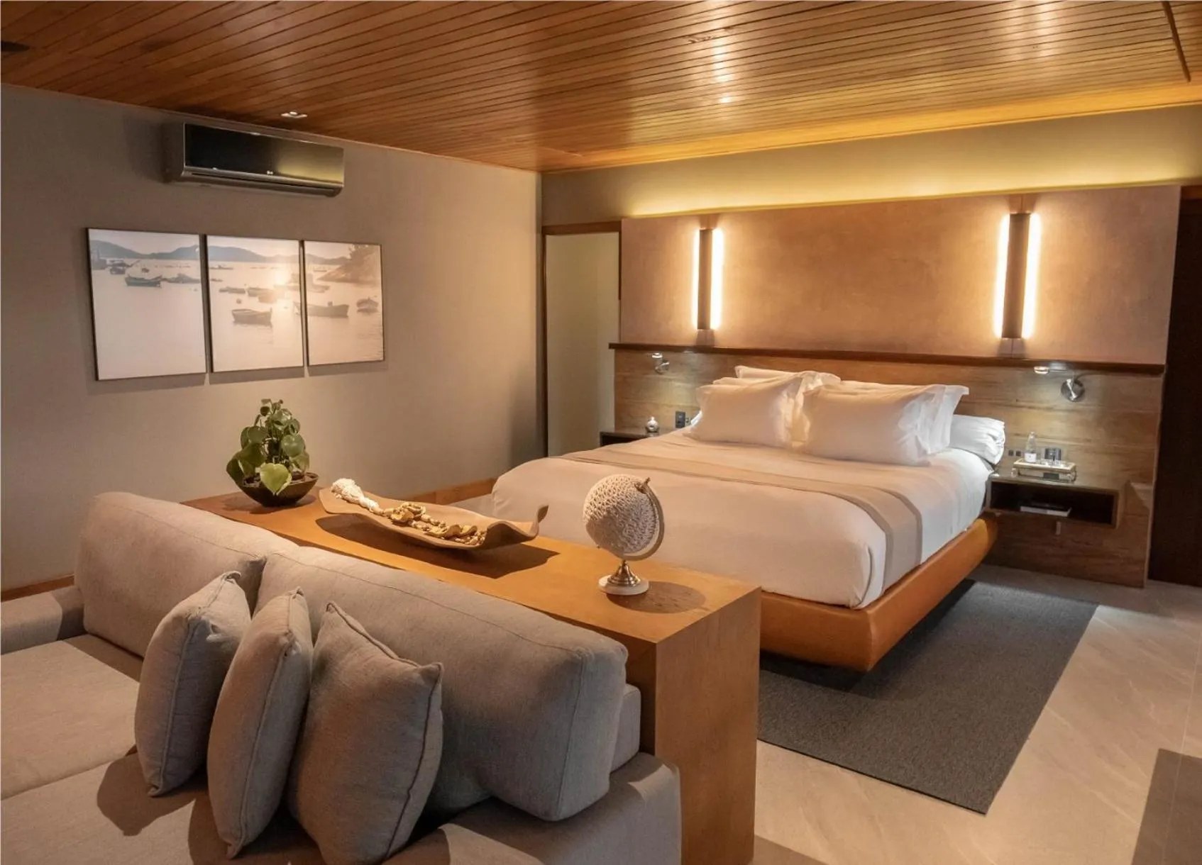 Photo of the whole room in Ponta dos Ganchos