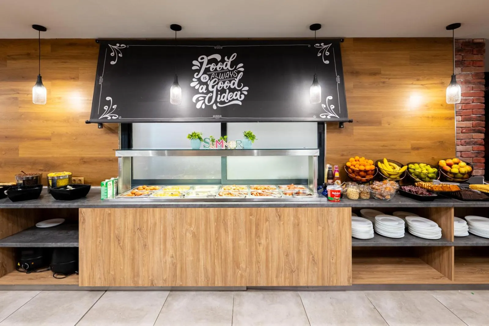 Food in Avenue Hotel Deluxe