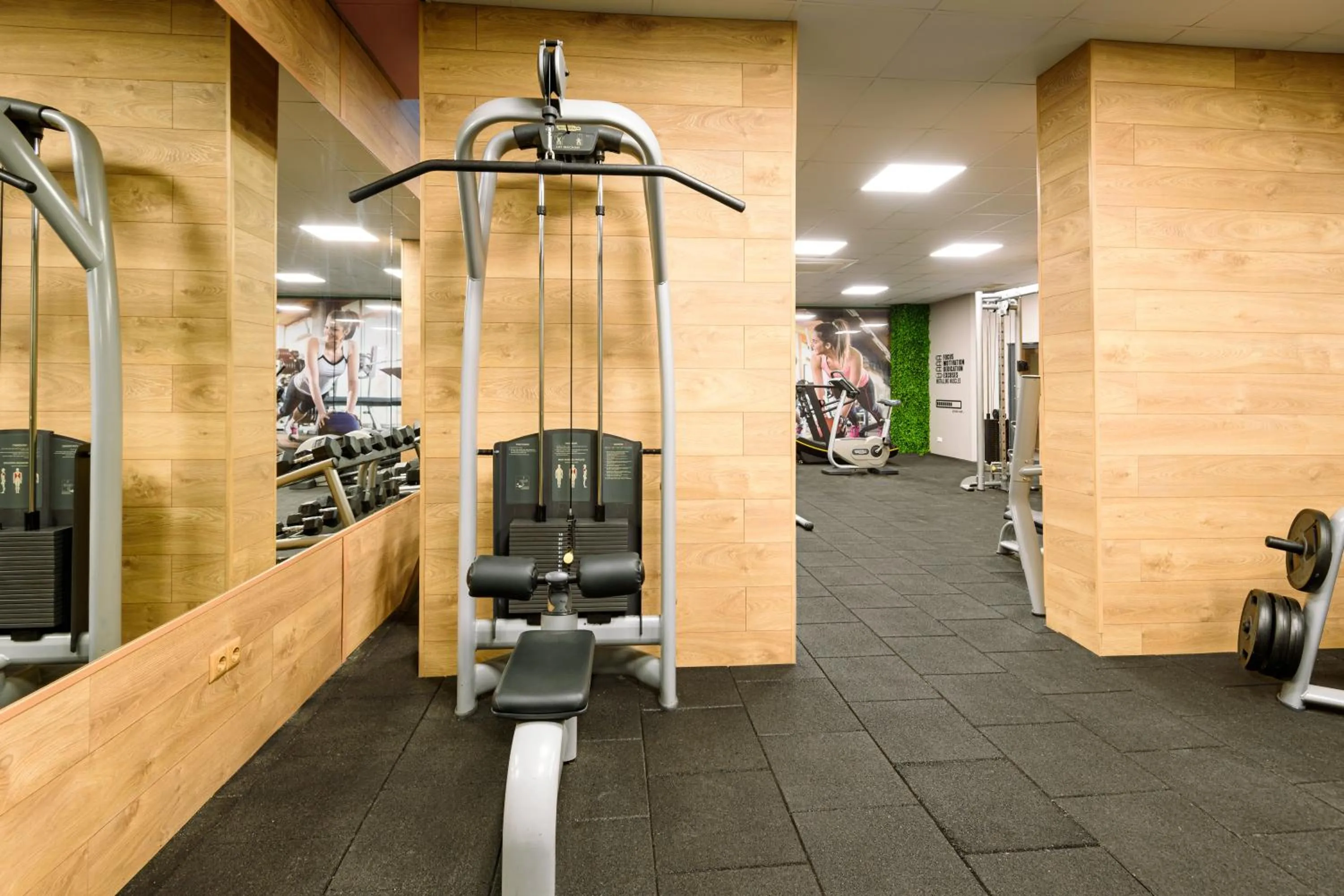 Fitness centre/facilities in Avenue Hotel Deluxe
