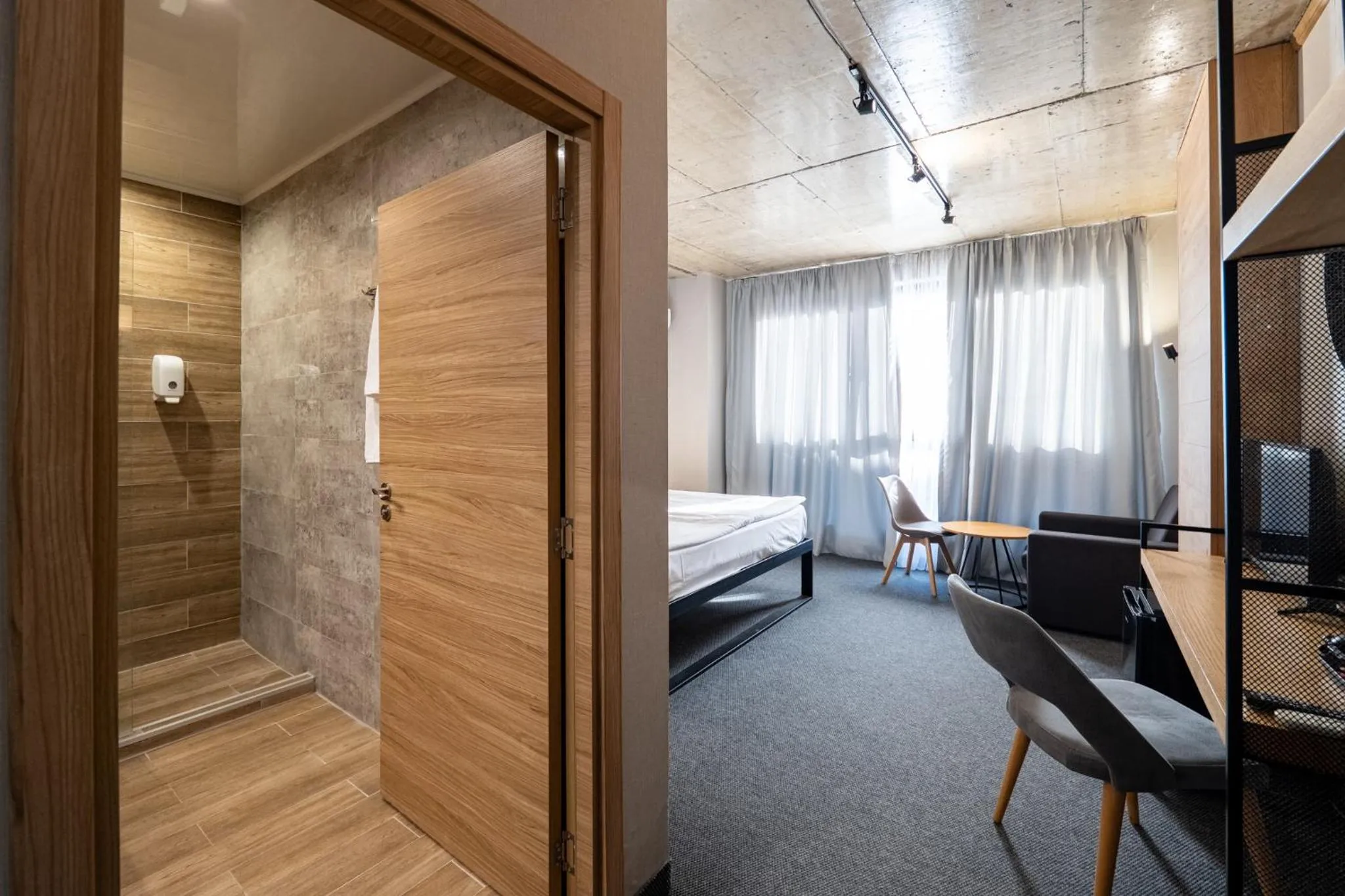 Bedroom, Bed in Avenue Hotel Deluxe