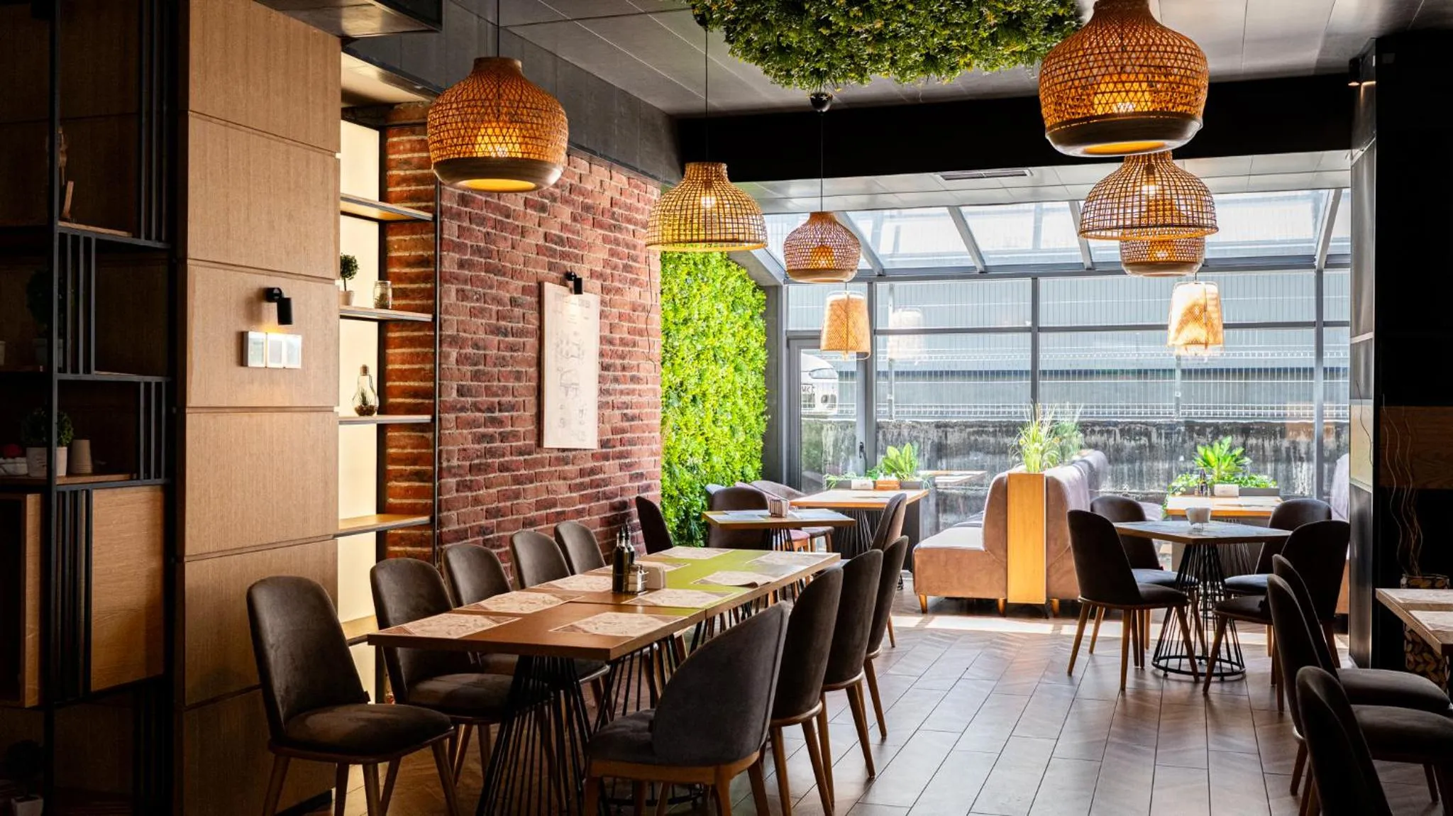 Restaurant/places to eat in Avenue Hotel Deluxe