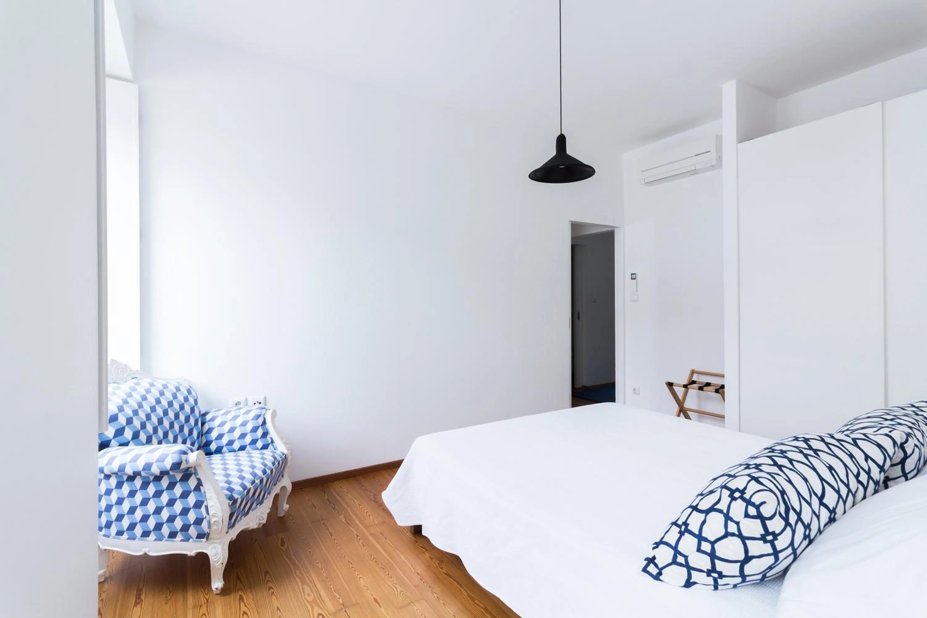Photo of the whole room, Bed in Baía das Caldeirinhas