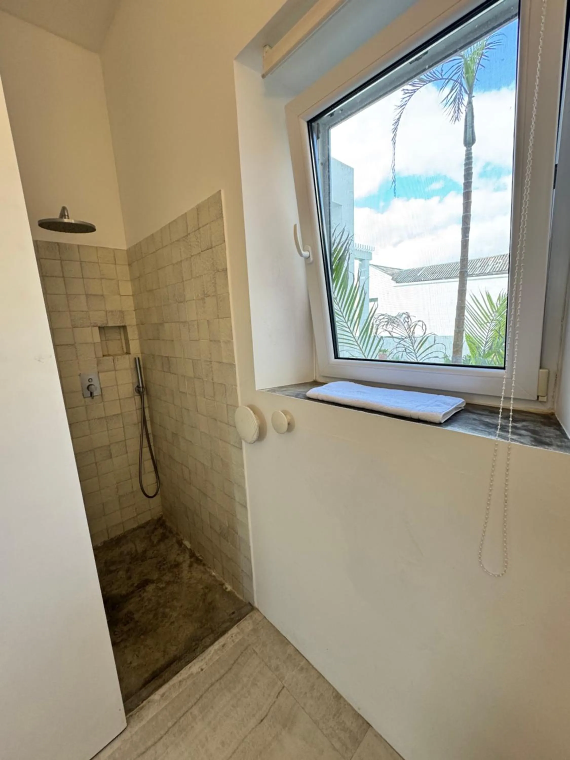 Shower in Baía das Caldeirinhas
