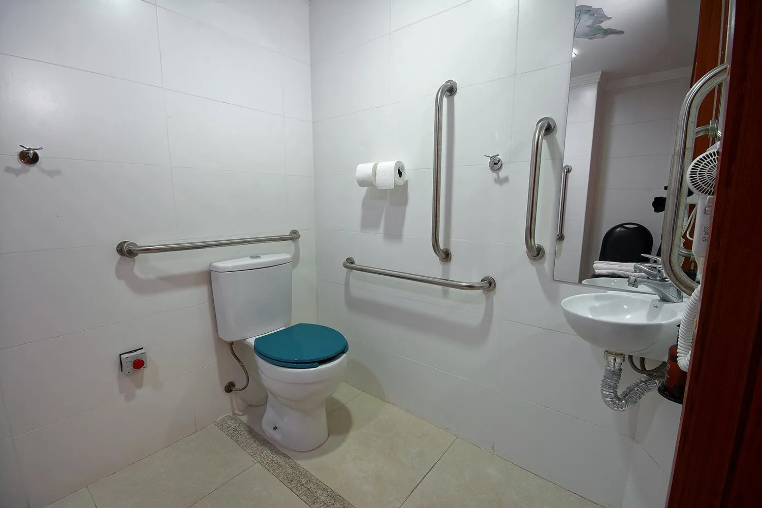 Bathroom in Golden Tower Express Araraquara by Fênix Hotéis