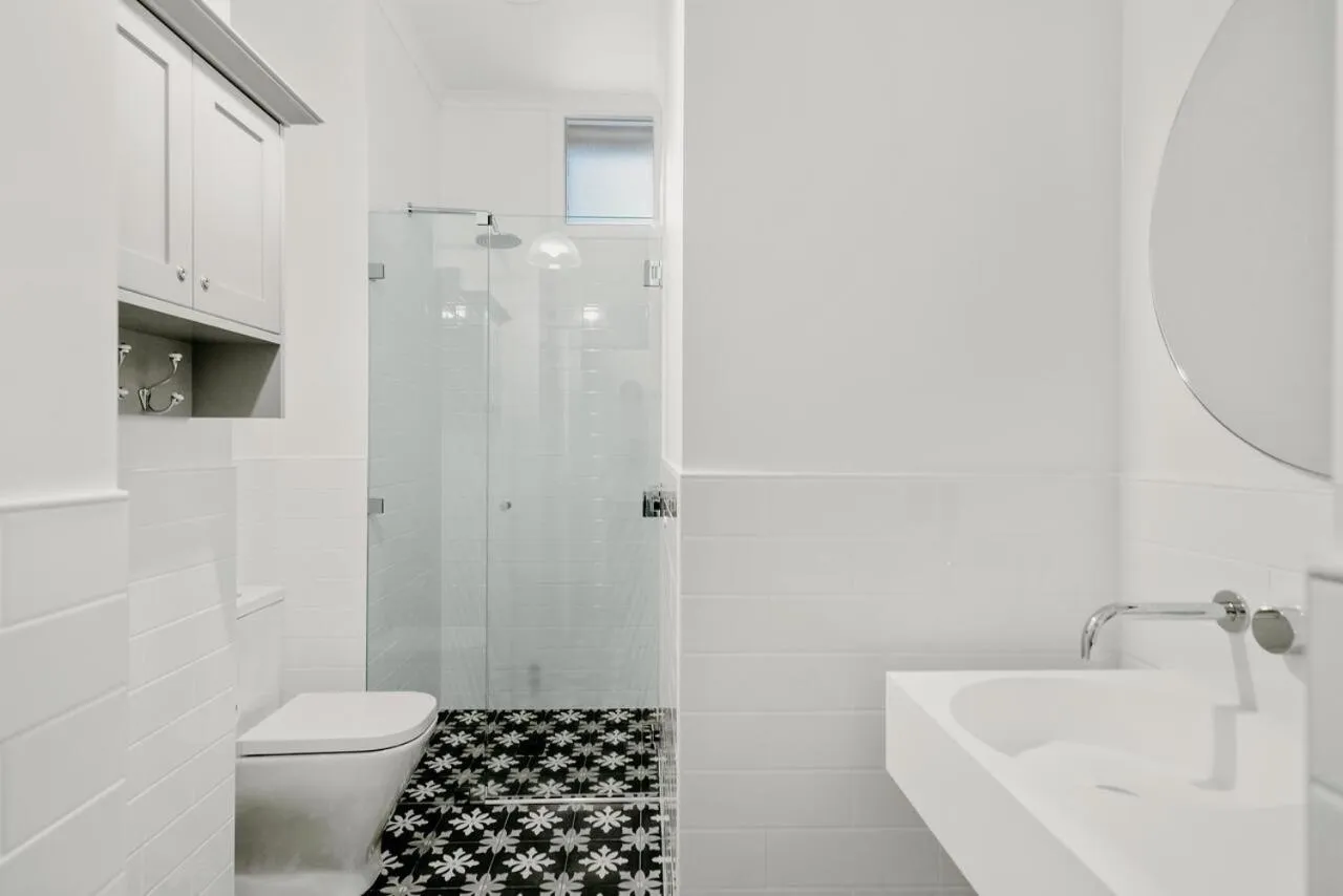 Shower in The Victoria Hotel Bathurst