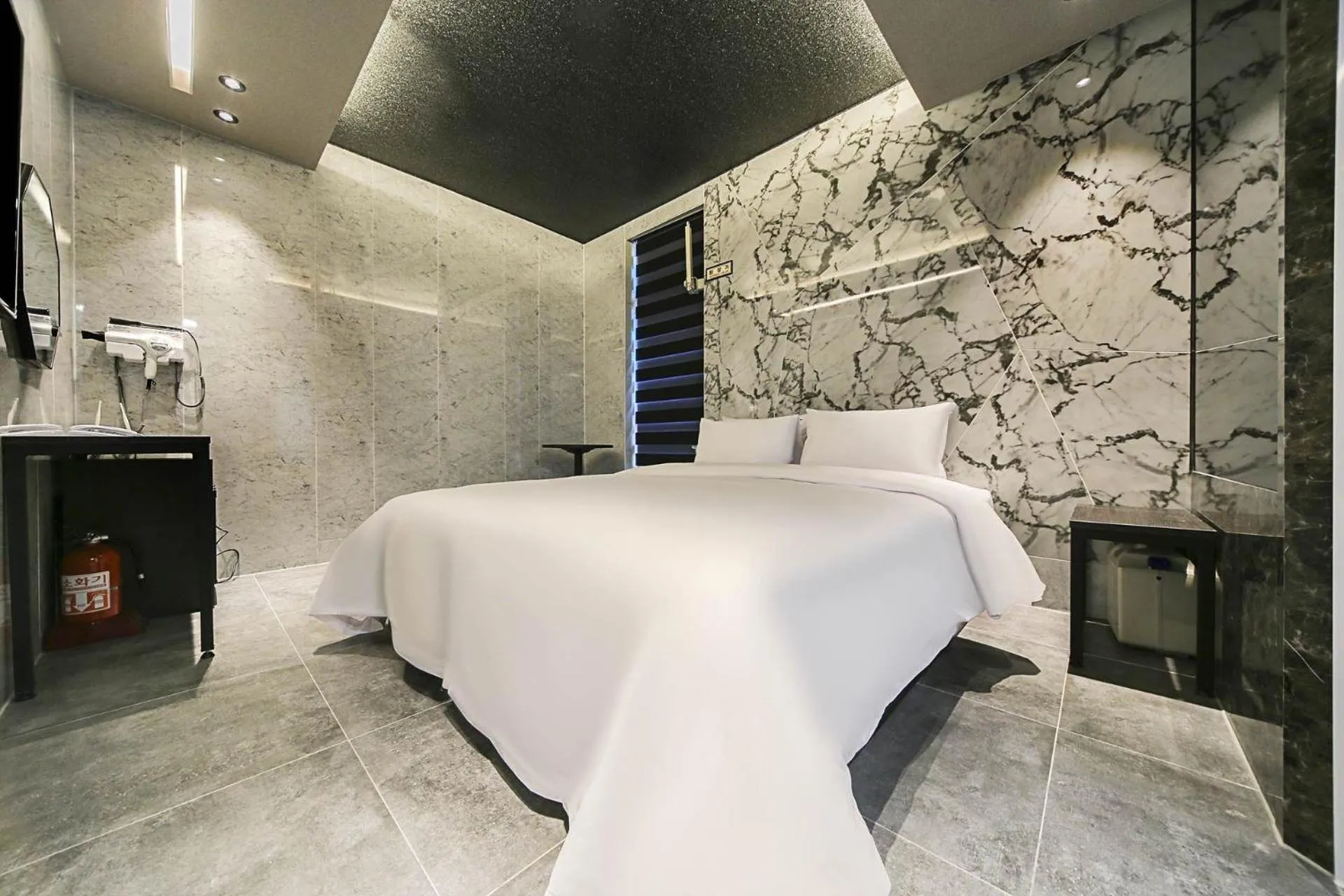 Photo of the whole room, Bed in MG Hotel