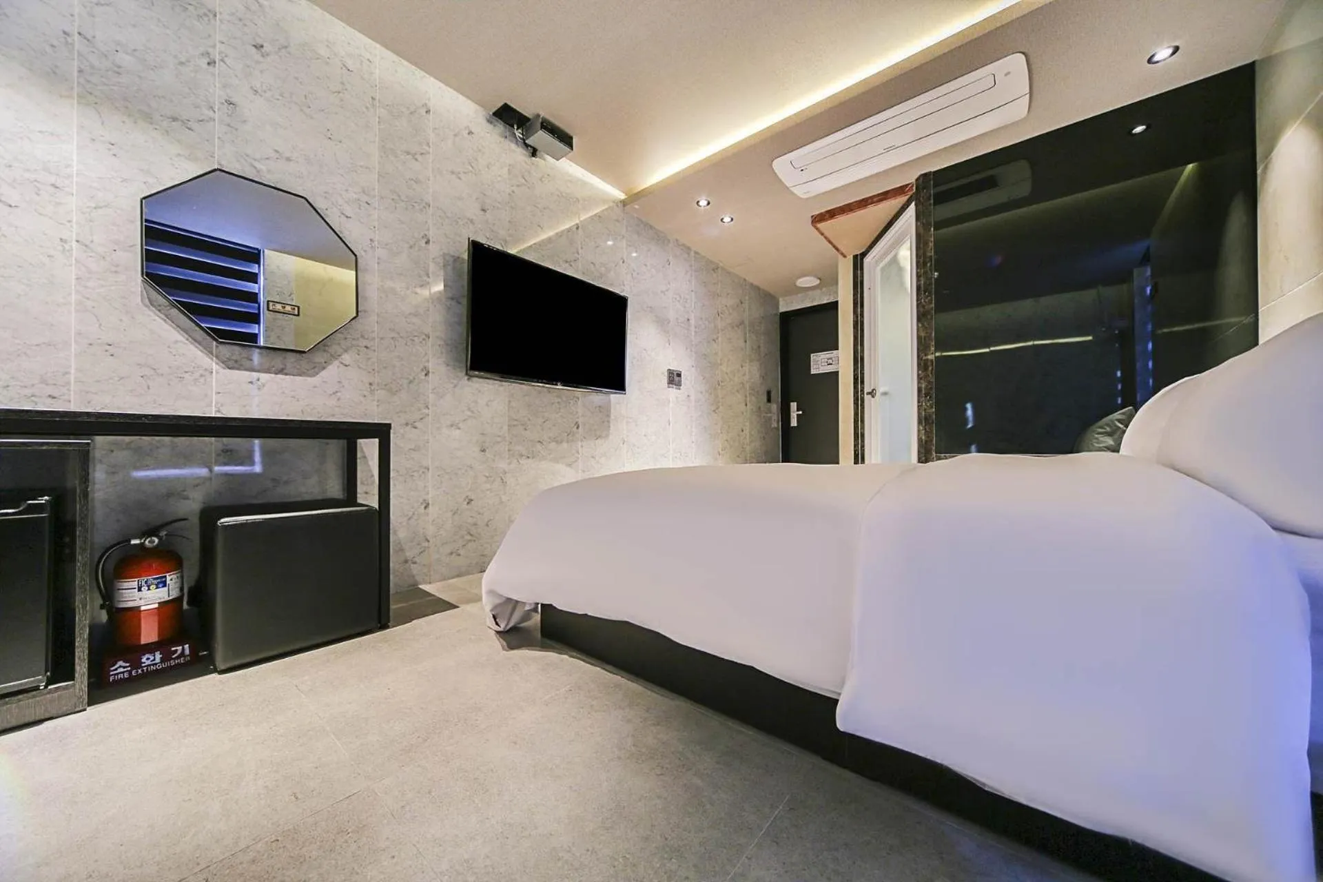 Bedroom, Bed in MG Hotel