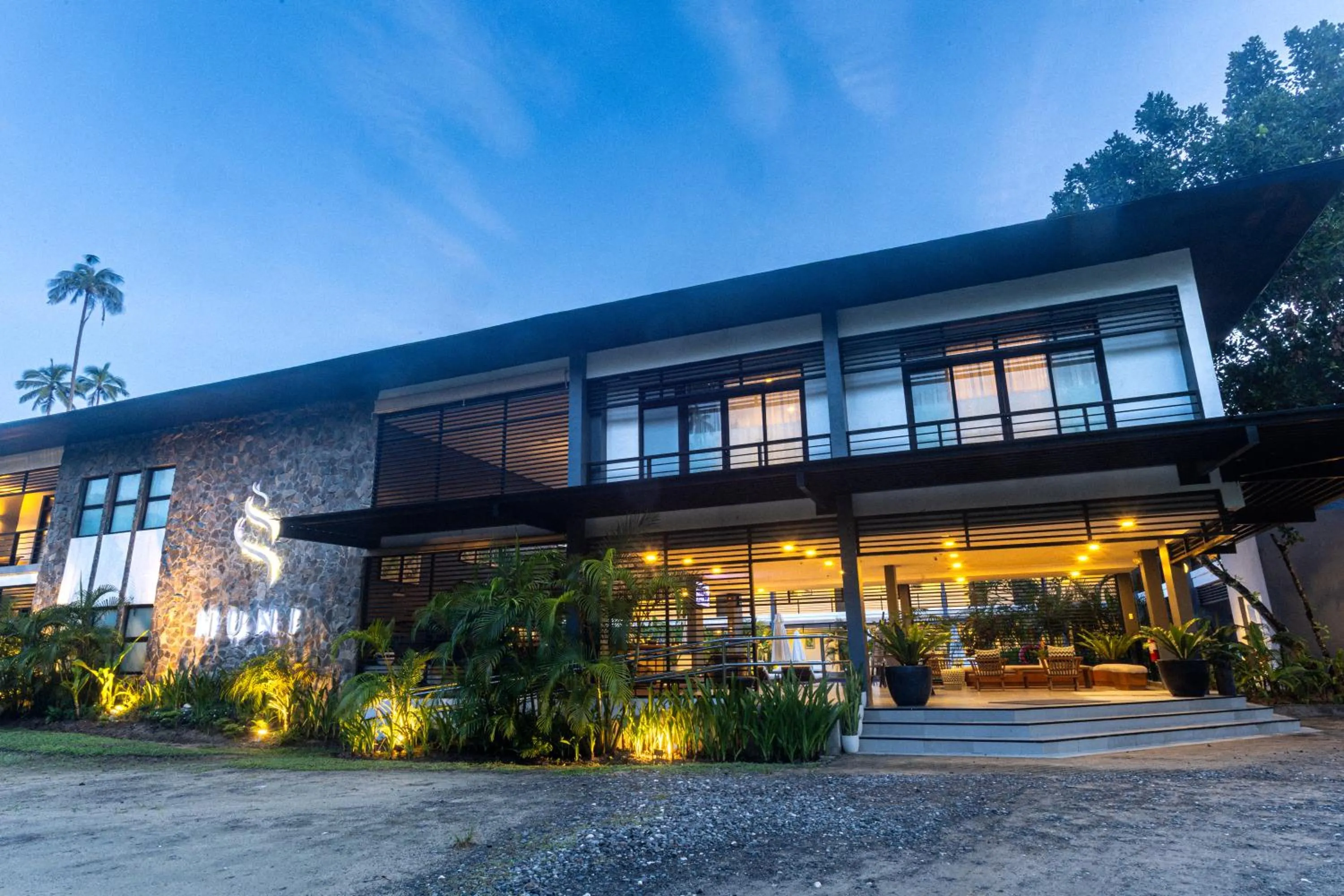 Facade/entrance in Huni Lio