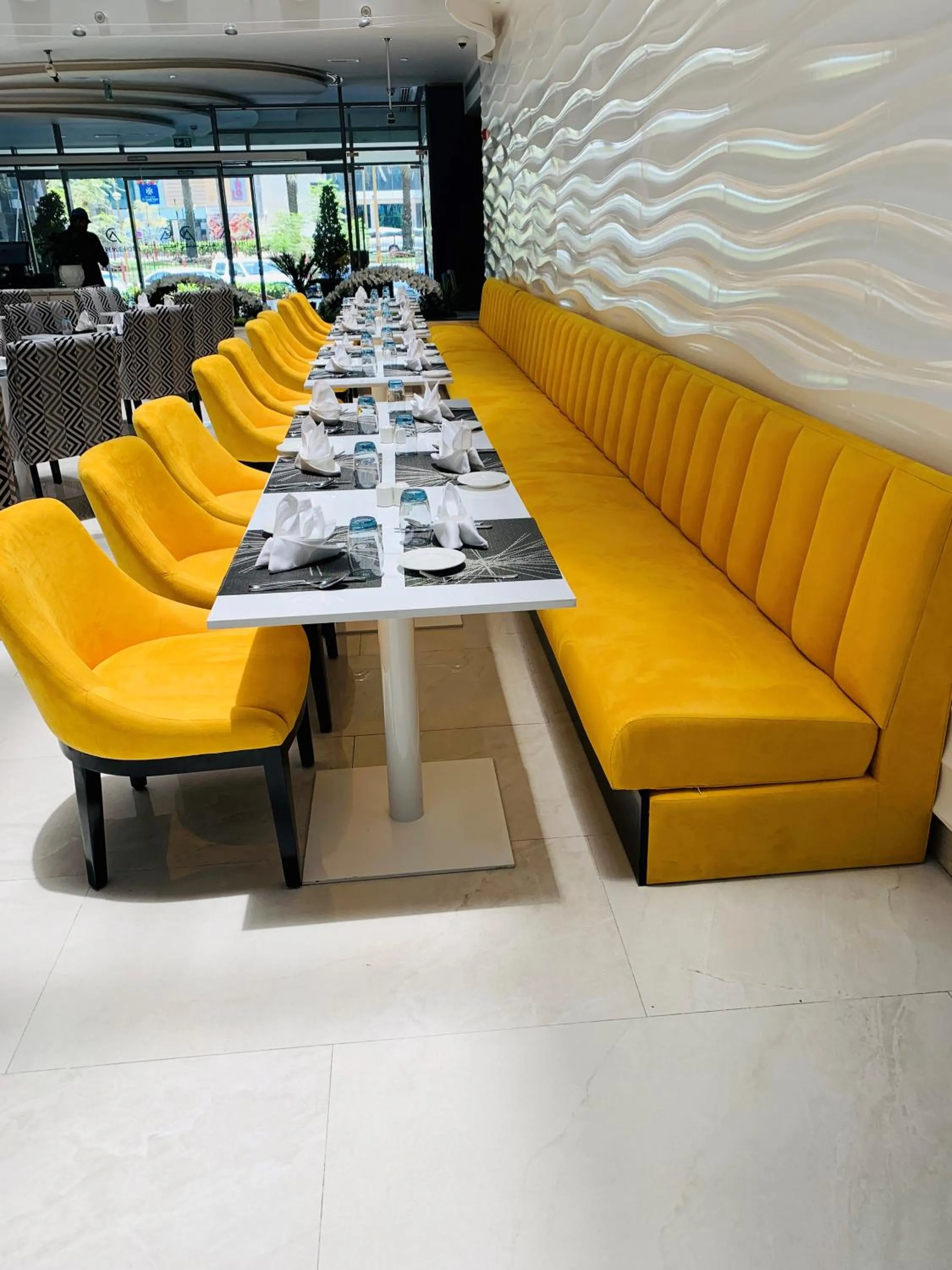 Restaurant/places to eat in City Avenue Hotel